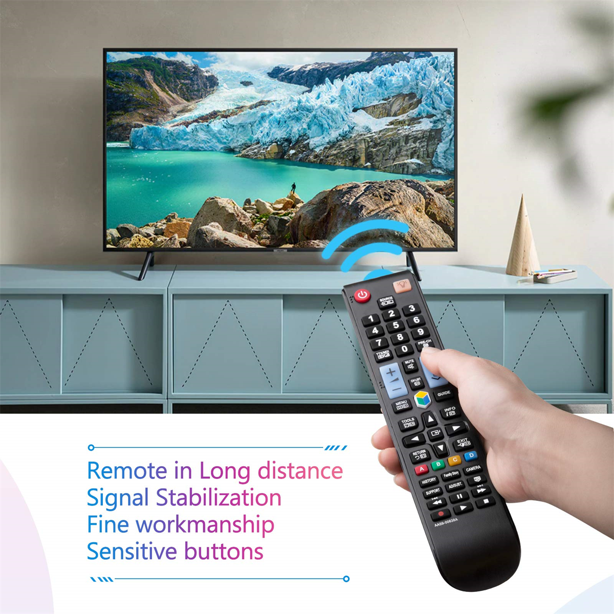 Hand hält TV-Fernbedienung. TV zeigt Berglandschaft. Blauer Schrank darunter.