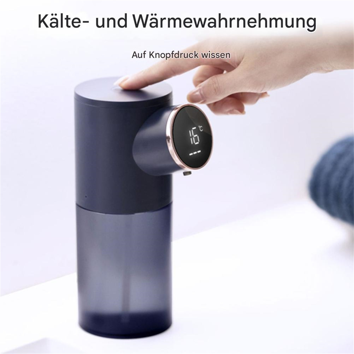 Eine Hand zeigt auf einen Spender mit digitaler Anzeige, die 16 Grad Celsius anzeigt. Text über dem Spender.