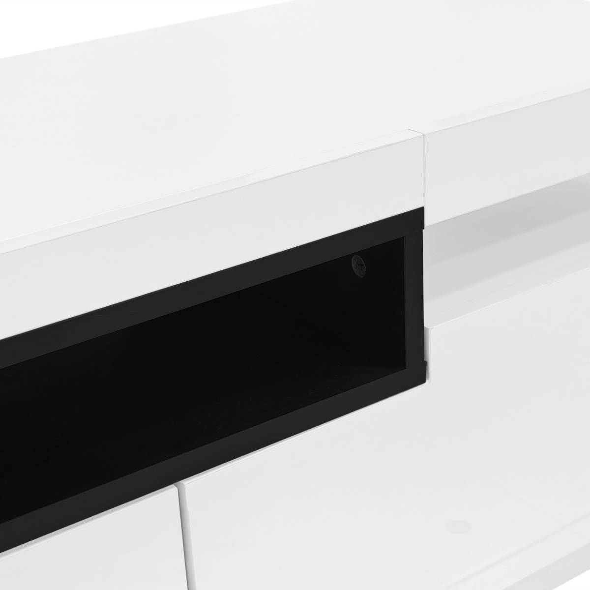 Nahaufnahme eines weißen TV-Ständers mit einem schwarzen, vertieften Bereich. Sauberes und modernes Design.