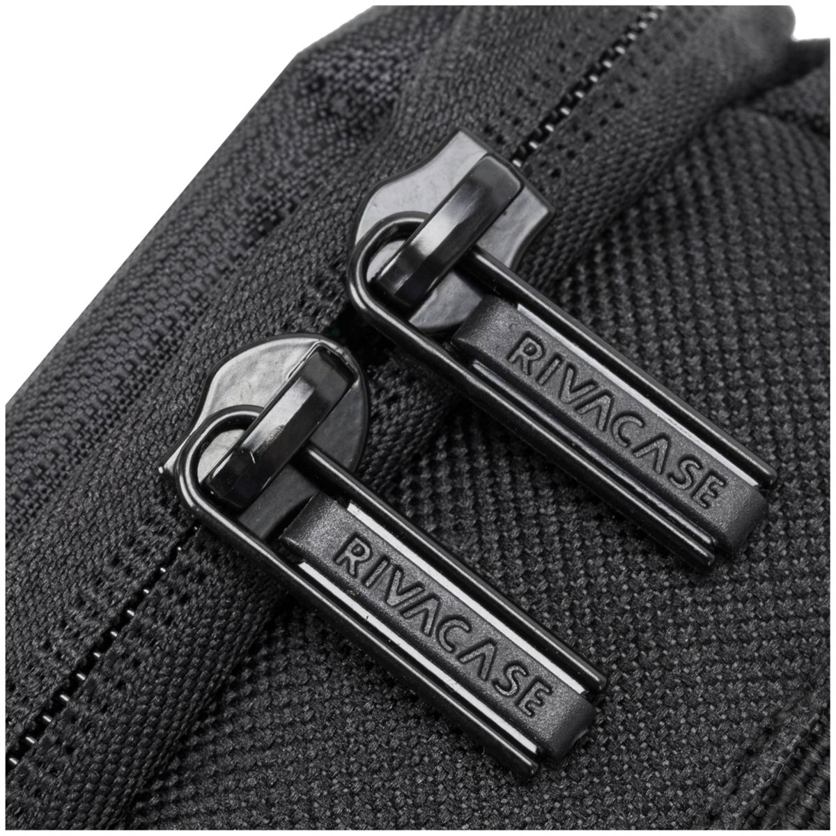 Zwei schwarze RIVACASE-Reißverschlusszipper auf schwarzem Stoffhintergrund.