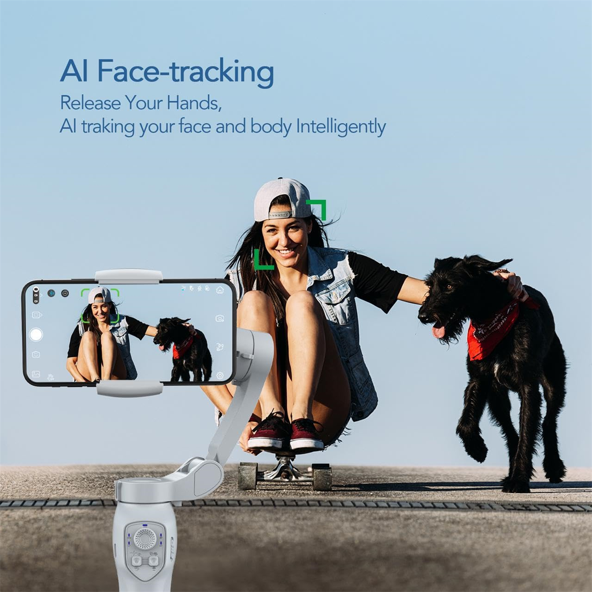 Frau auf Skateboard mit Hund; Telefon zeigt gleiche Ansicht, mit KI-Tracking.