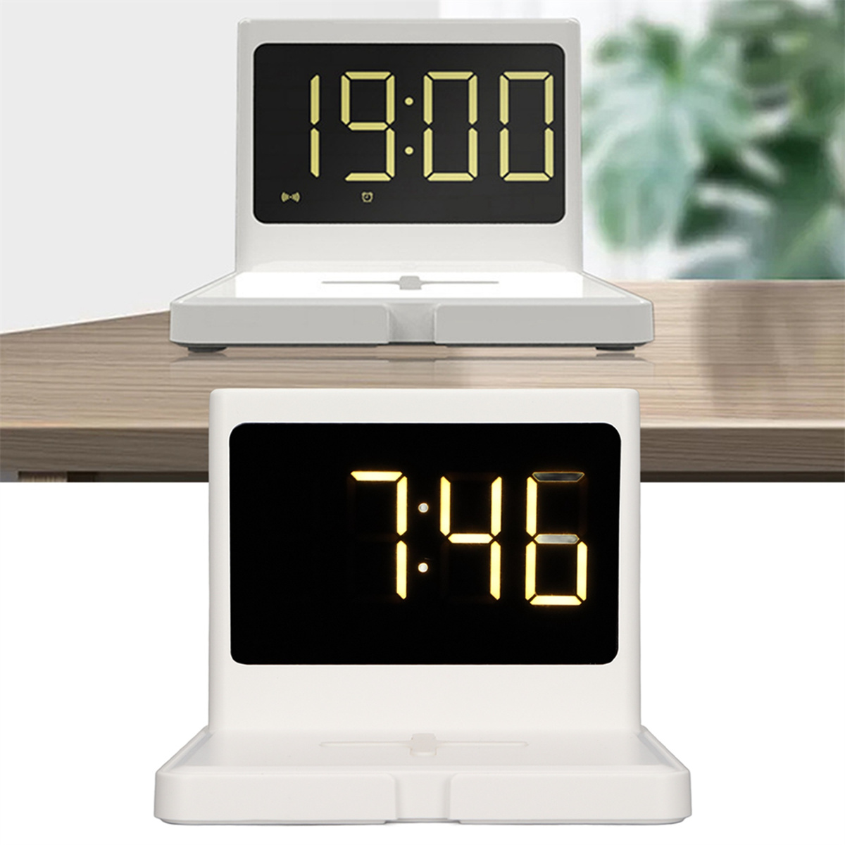 Zwei digitale Wecker. Schwarze Zahlen auf Weiß, einer zeigt 19:00, der andere 7:46.