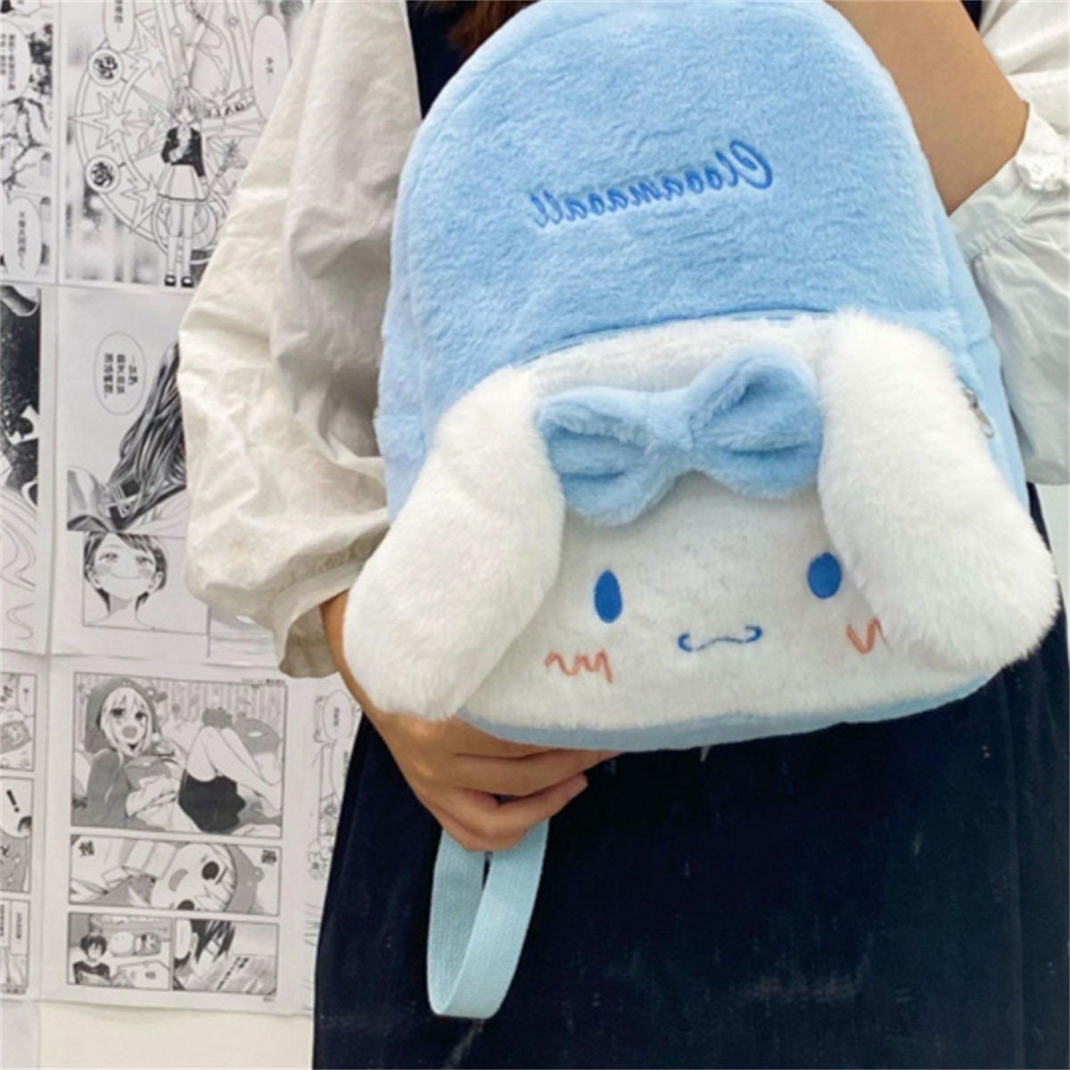 Ein blauer und weißer Plüschrucksack mit einem Cinnamoroll-Gesicht.