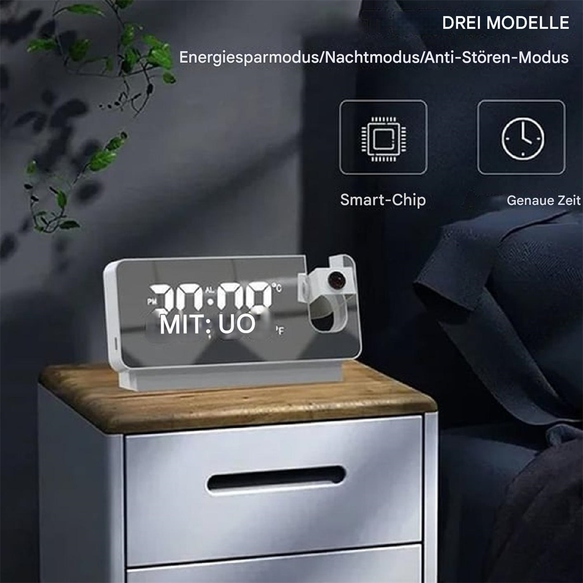 Ein digitaler Wecker mit spiegelähnlicher Anzeige. Er hat einen Projektor und steht auf einem Nachttisch.