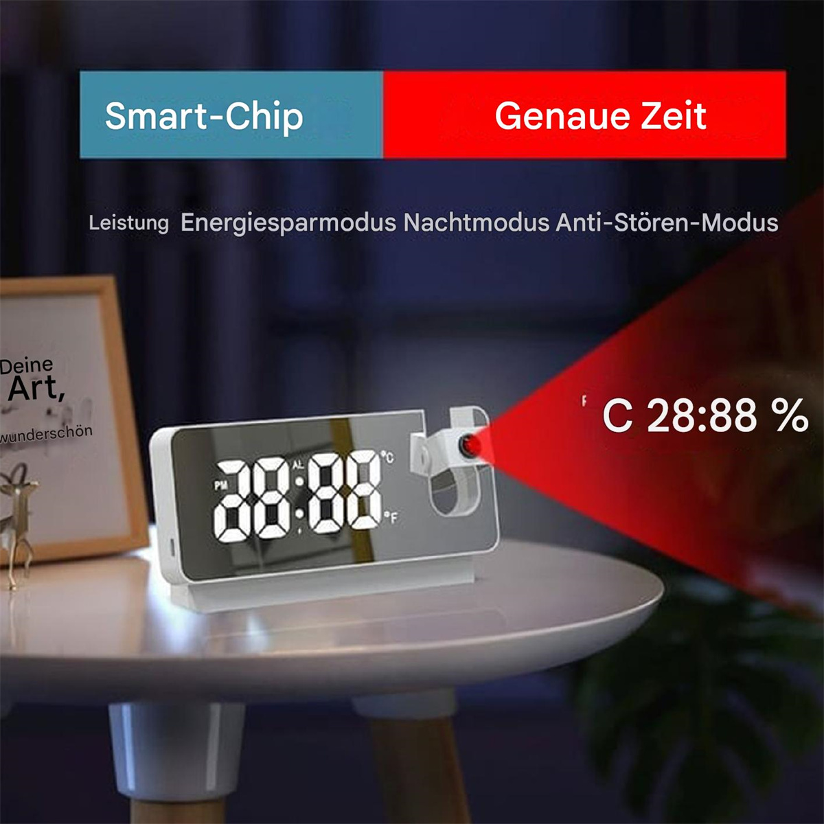 Digitaler Wecker mit Zeitanzeige. Rotes Licht projiziert die Zeit an die Wand. Weißer Tisch, Holz Hintergrund.