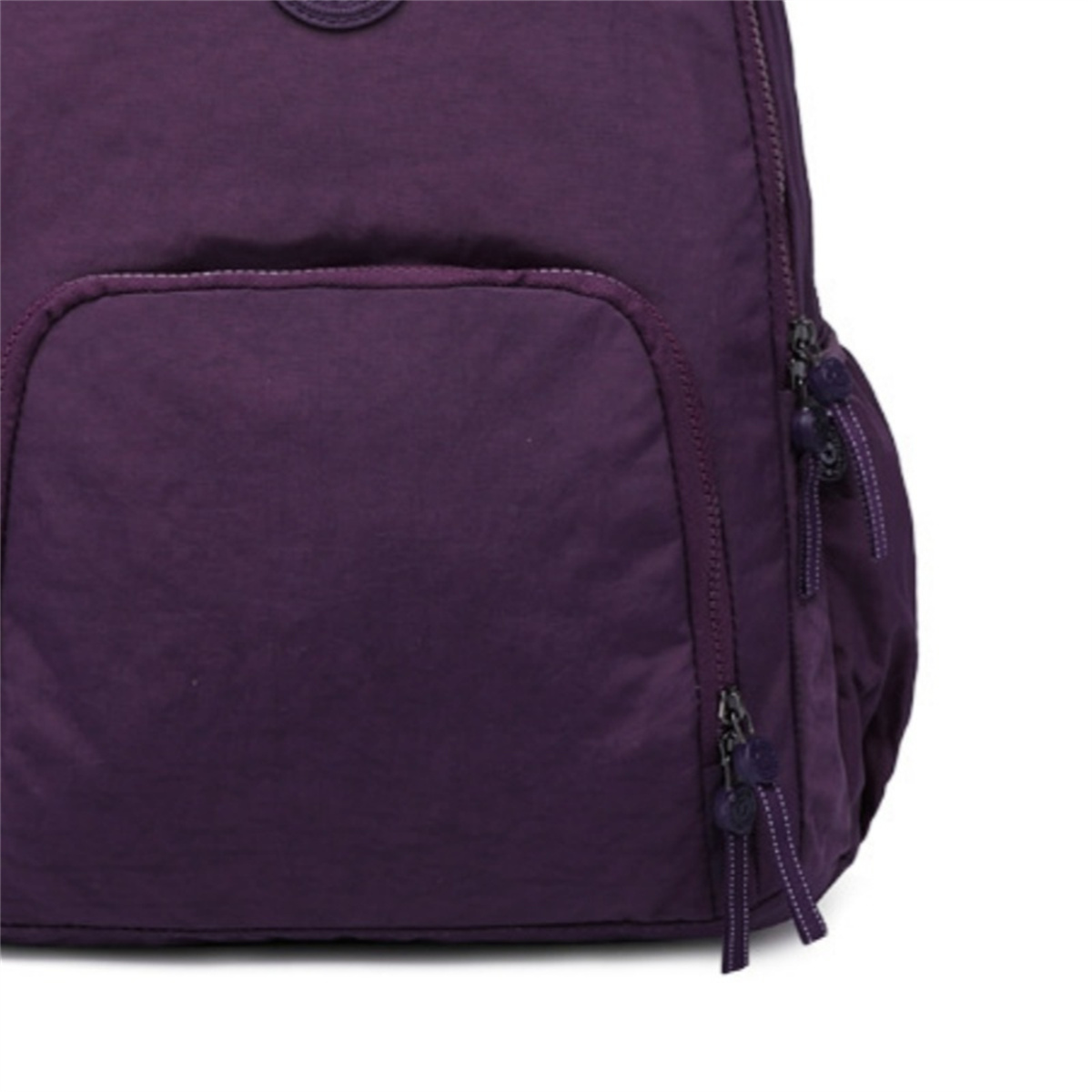Ein lila Rucksack mit einer Fronttasche und zwei Seitentaschen mit Reißverschlüssen.