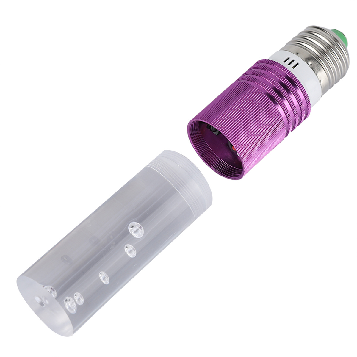 Eine zerlegte, violette LED-Glühbirne. Sie hat eine transparente Kunststoffabdeckung und einen Metallsockel.