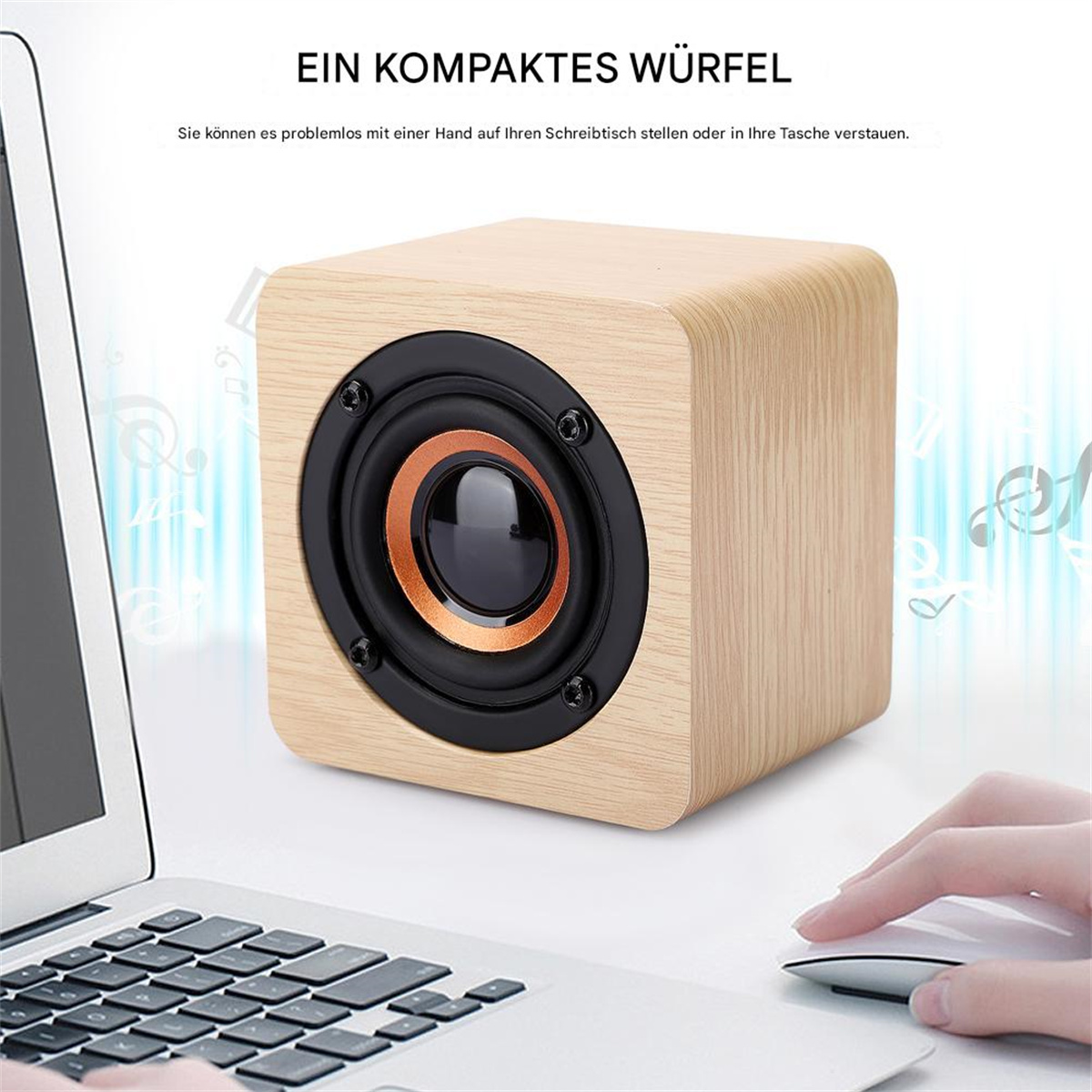 Ein kleiner Lautsprecher aus Holz mit schwarzem Lautsprecher, neben einem Laptop und einer Maus, mit Noten.