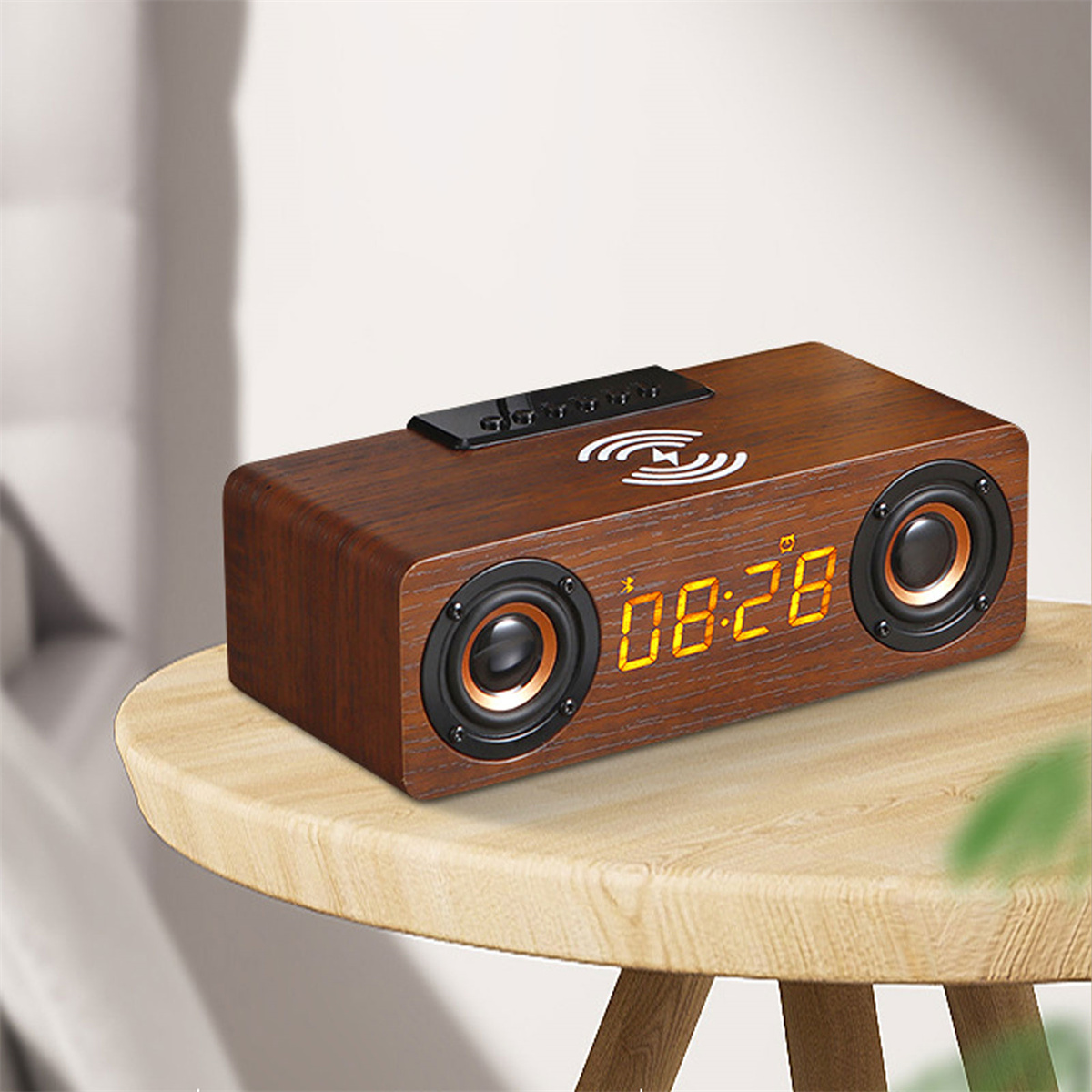 Ein Lautsprecher in Holzoptik mit Digitaluhr, die 08:28 anzeigt, und Symbol für kabelloses Laden.
