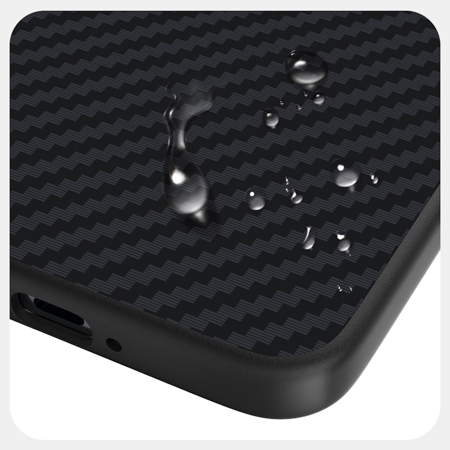 Primer plano de una funda de teléfono con textura de fibra de carbono y gotas de agua en la superficie.