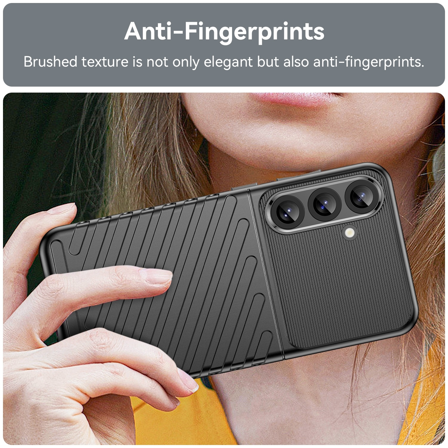 Schwarze Handyhülle wird gehalten; gebürstete Textur, Anti-Fingerabdruck.