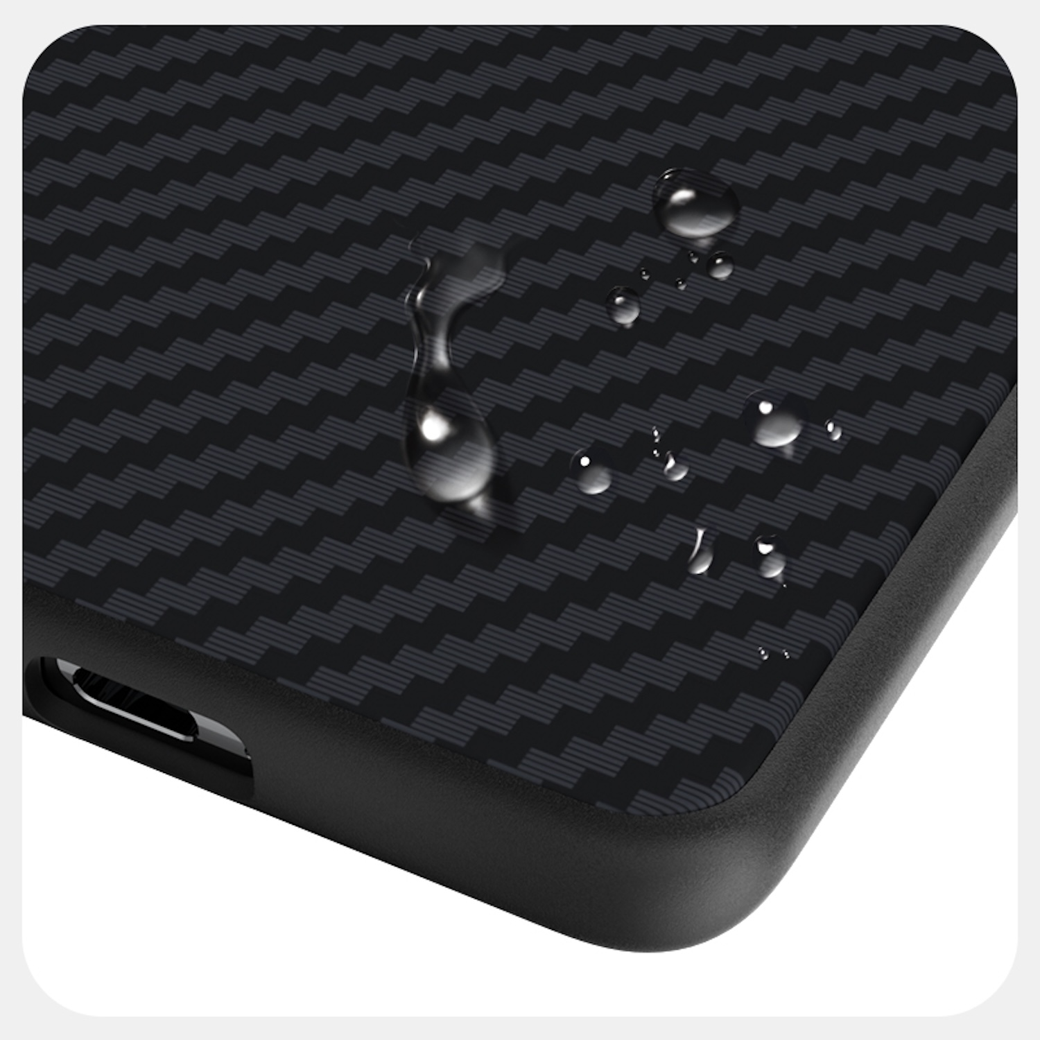Primer plano de una funda de teléfono negra texturizada. Gotas de agua visibles en la superficie.