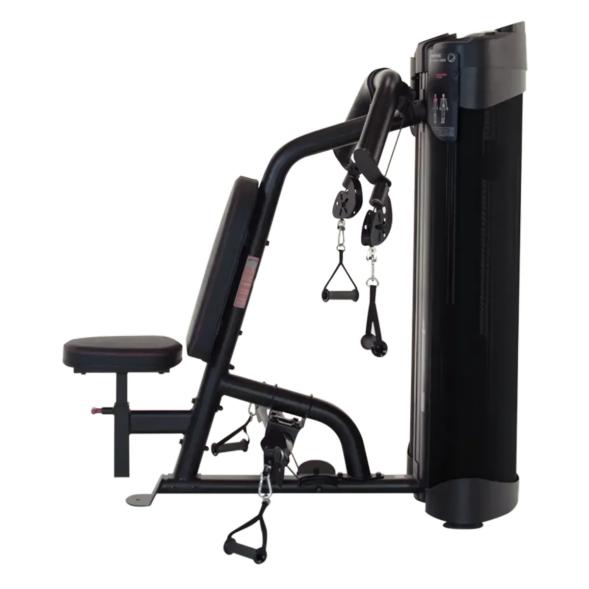 Schwarze Fitnessmaschine mit Sitz, Kabeln und Griffen auf weißem Hintergrund.