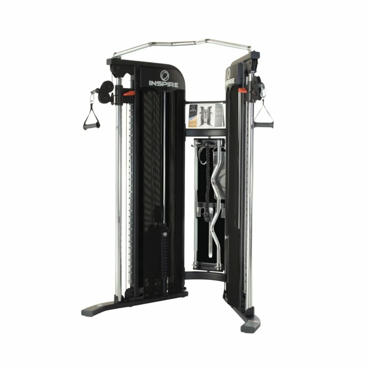Schwarze Inspire Fitnessmaschine. Verfügt über Kabel, Gewichtsblöcke und Griffe.