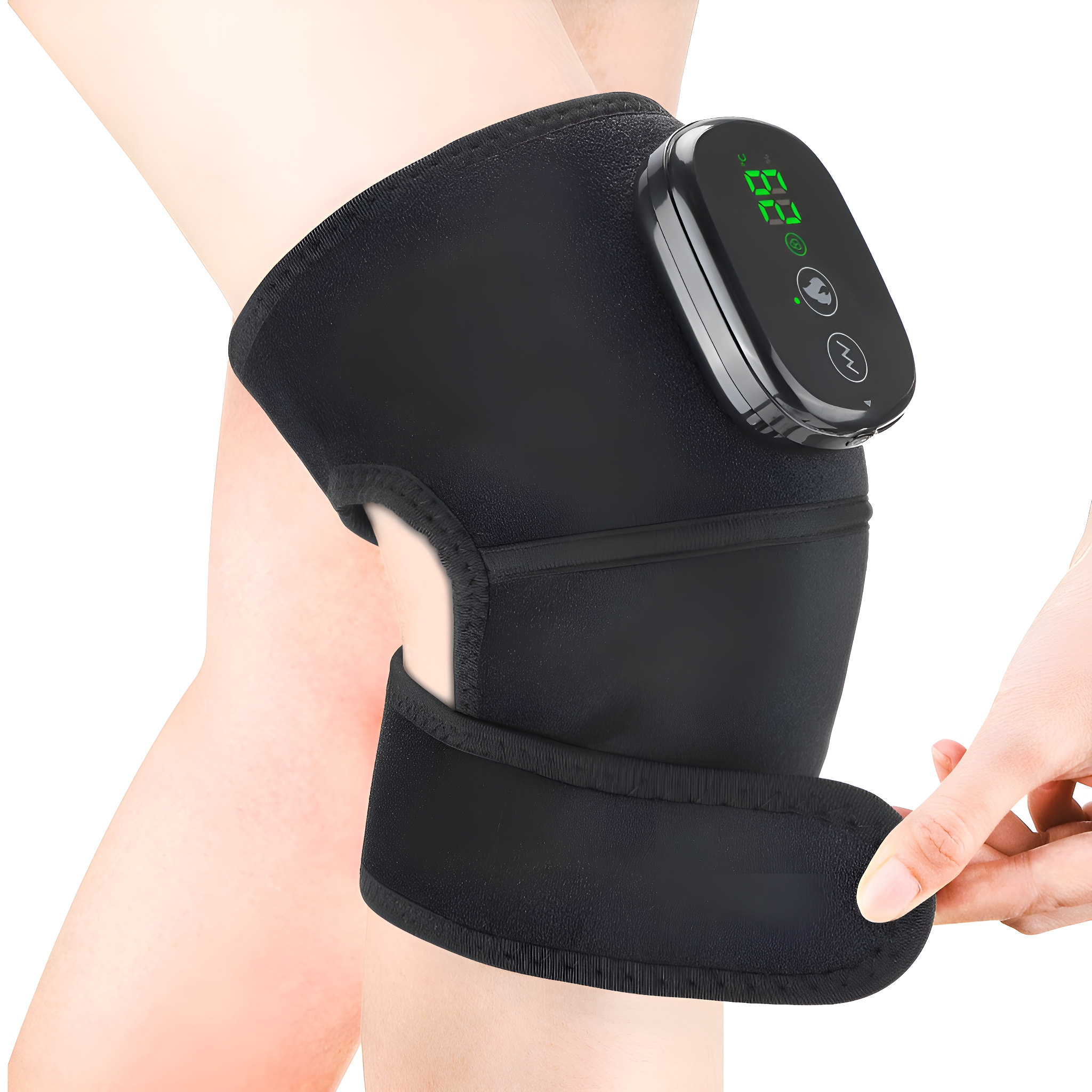 Eine schwarze Kniebandage mit Bedienfeld, die von einer Hand angepasst wird.