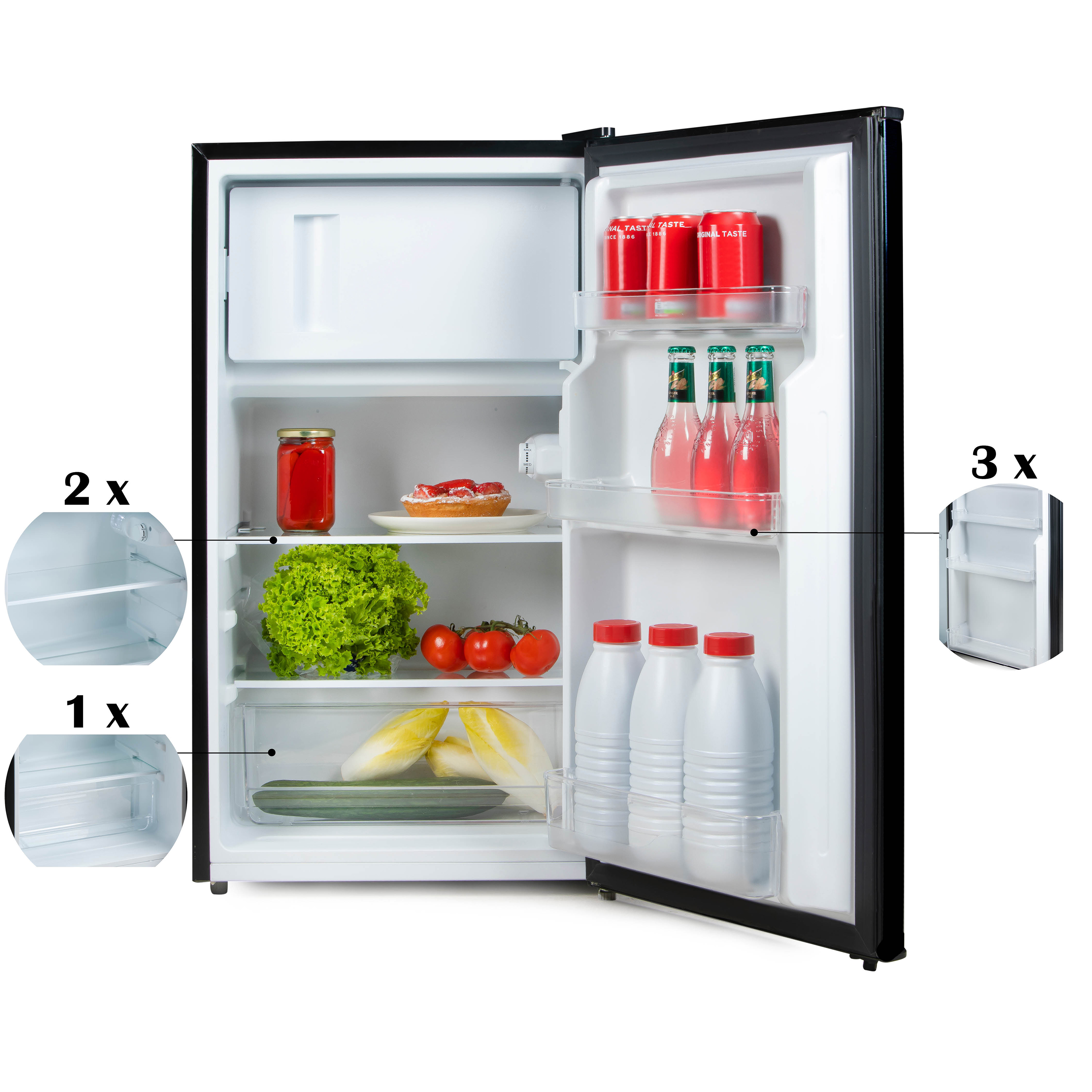 Un petit réfrigérateur ouvert avec des aliments à l'intérieur : laitue, tomates, bouteilles et un bocal.