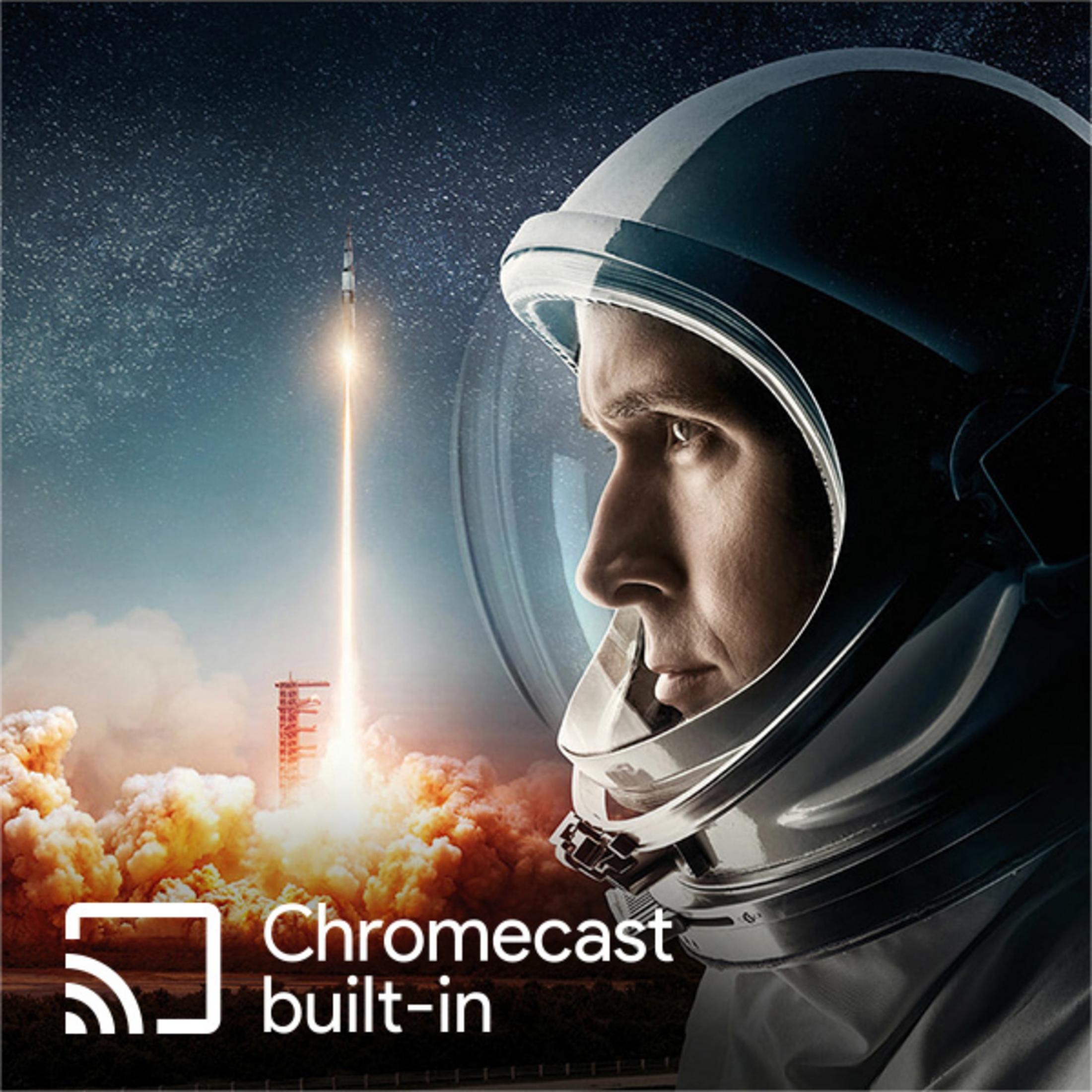 Ein Astronaut im Helm blickt auf den Start einer Rakete ins All mit Chromecast-Logo.