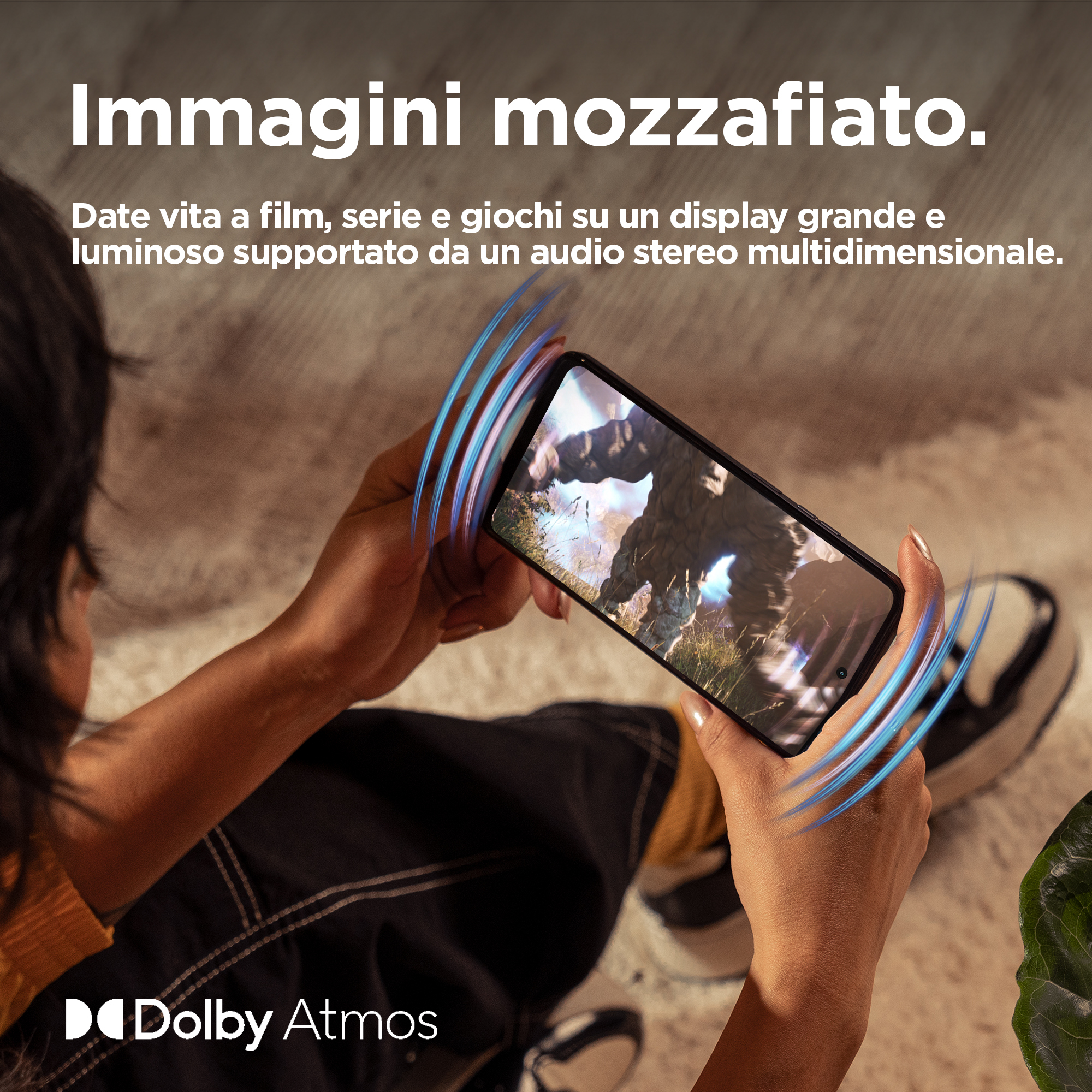 Osoba trzymająca telefon z wyświetlonym zdjęciem. Niebieskie fale dźwiękowe emanują z telefonu.