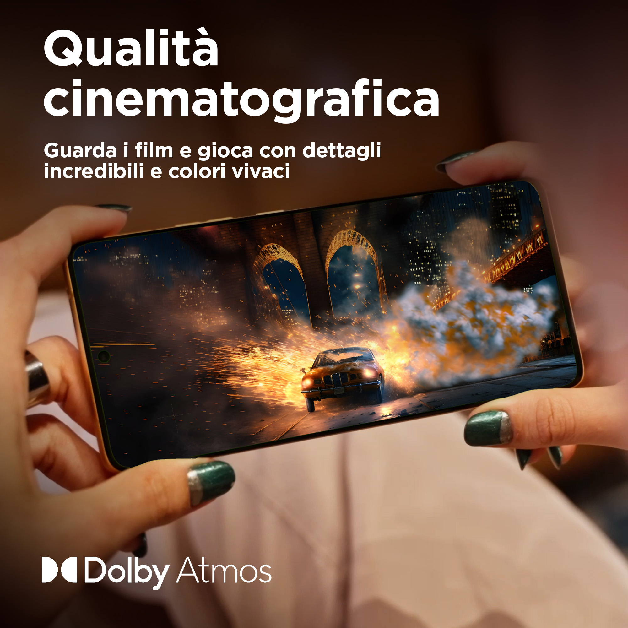 Manos sosteniendo teléfono mostrando escena de coche. Texto: Calidad cinematográfica. Logotipo Dolby Atmos.