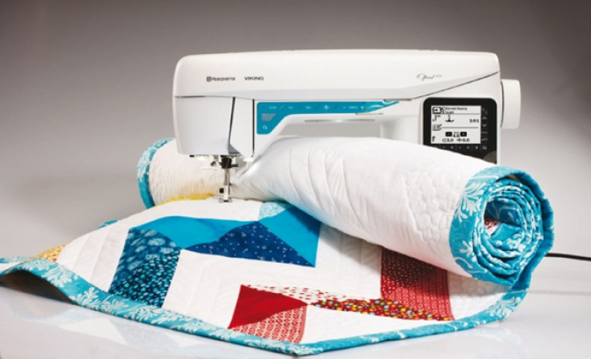 Máquina de coser blanca con detalles rojos, mostrando controles, fondo blanco.