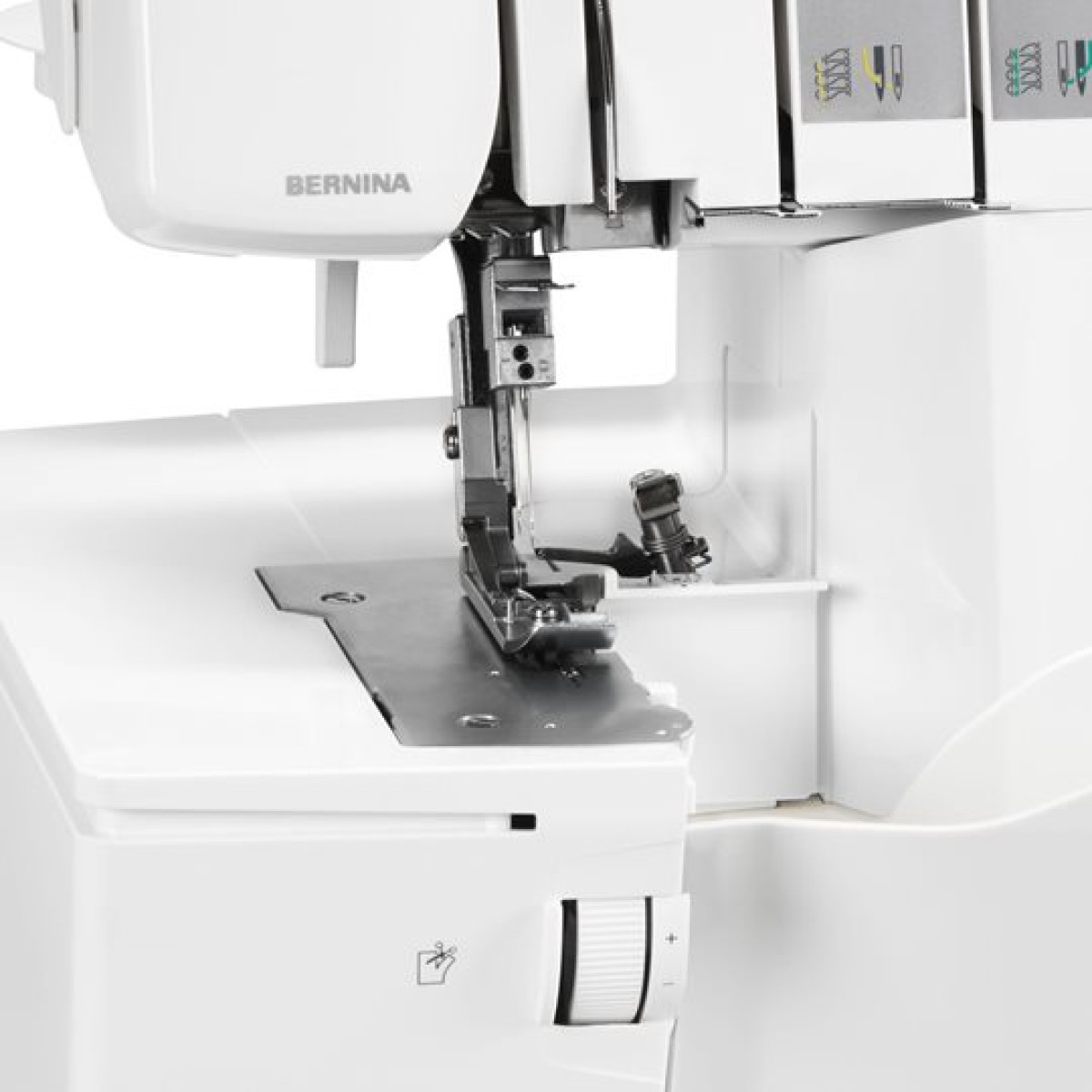 Primer plano de las partes internas de una máquina de coser: aguja, prensatelas y otros componentes.