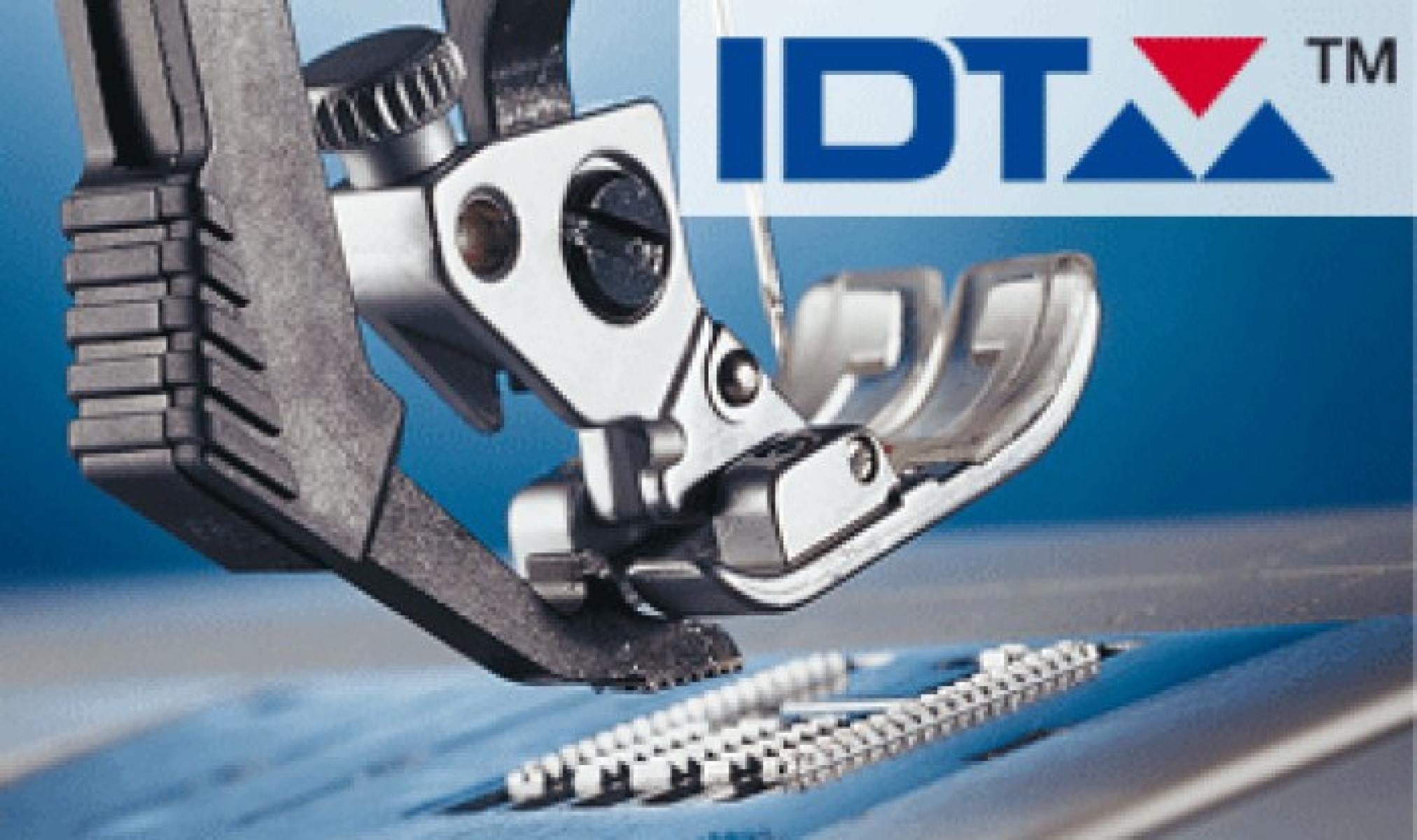 Pie prensatelas en tela con el logo IDT al fondo.