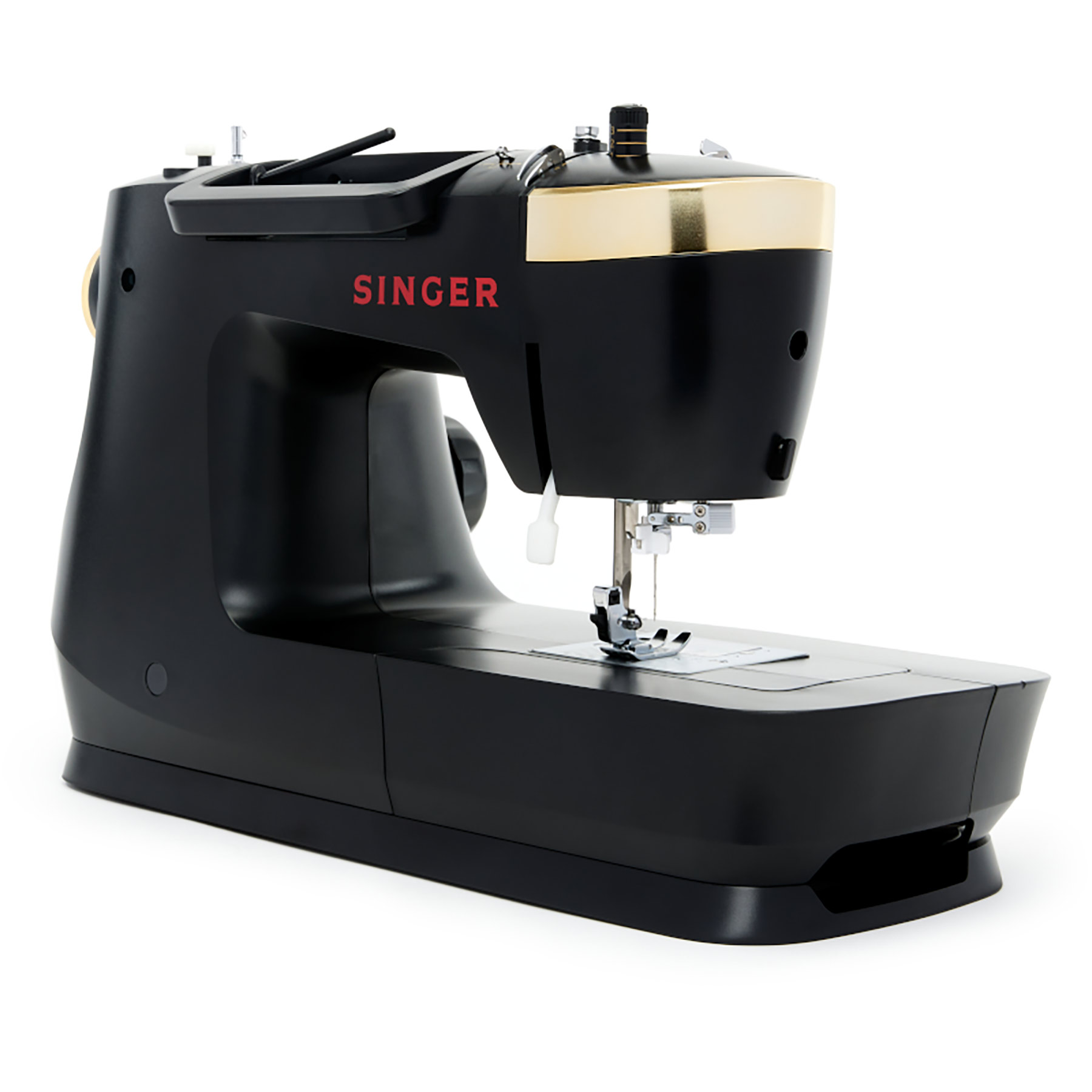 Macchina da cucire Singer nera con dettagli dorati e testo 'SINGER' rosso, sfondo bianco.