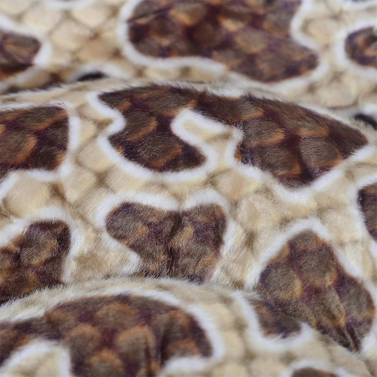 Nahaufnahme eines Stoffes mit Tiermuster. Braune und beige Muster.