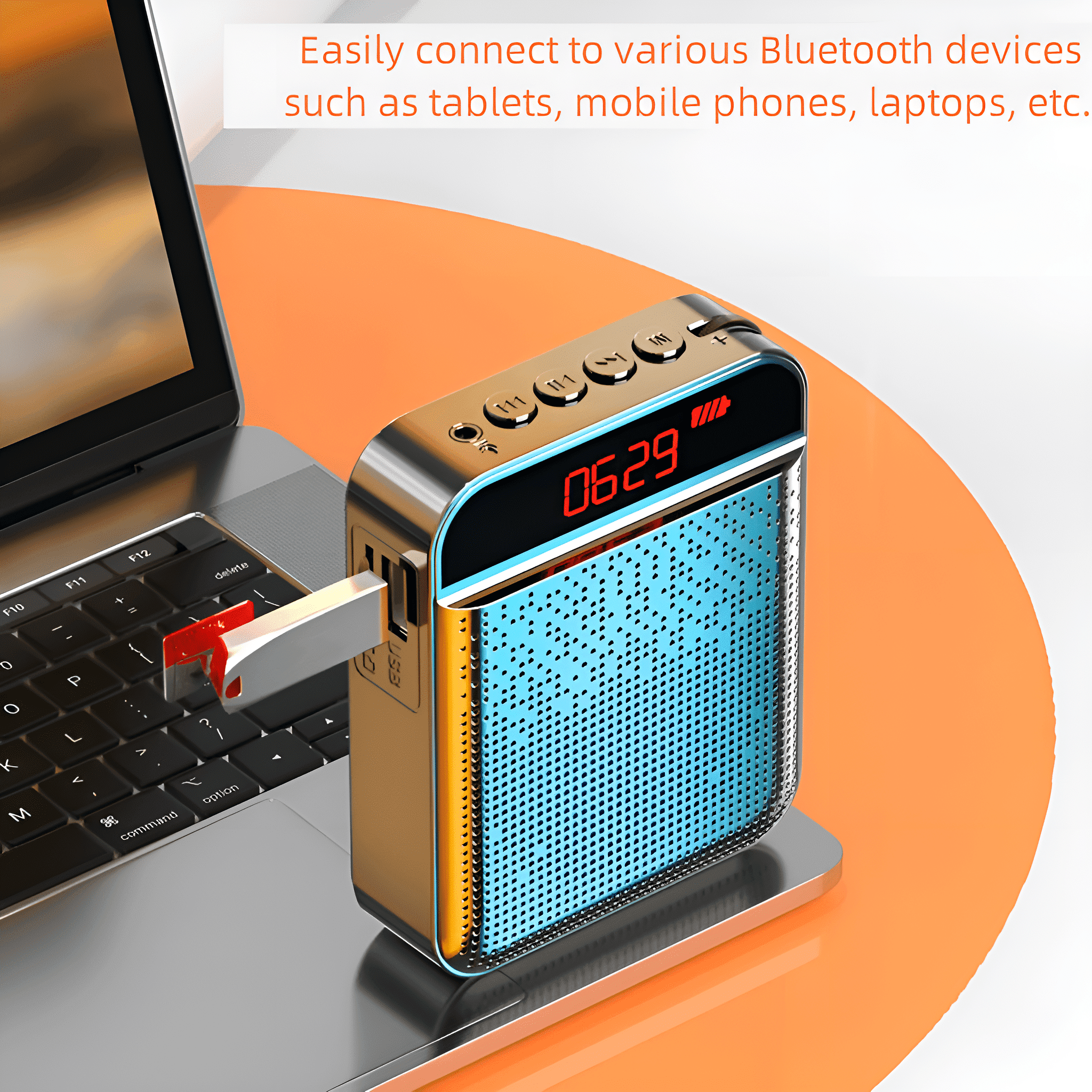 Ein gold-blauer Lautsprecher mit Digitalanzeige und USB-Anschluss. Der Lautsprecher steht auf einem silbernen Ständer.