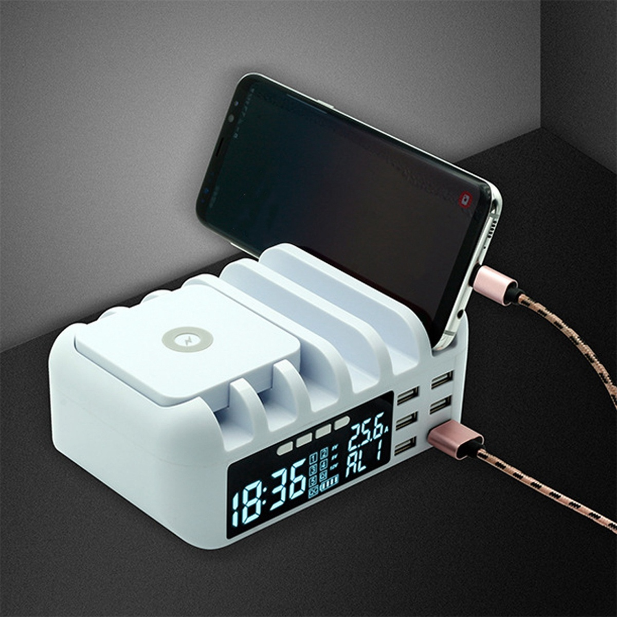 Weiße Ladestation mit Telefon, Uhrzeit und mehreren USB-Anschlüssen. Schwarze Oberfläche.