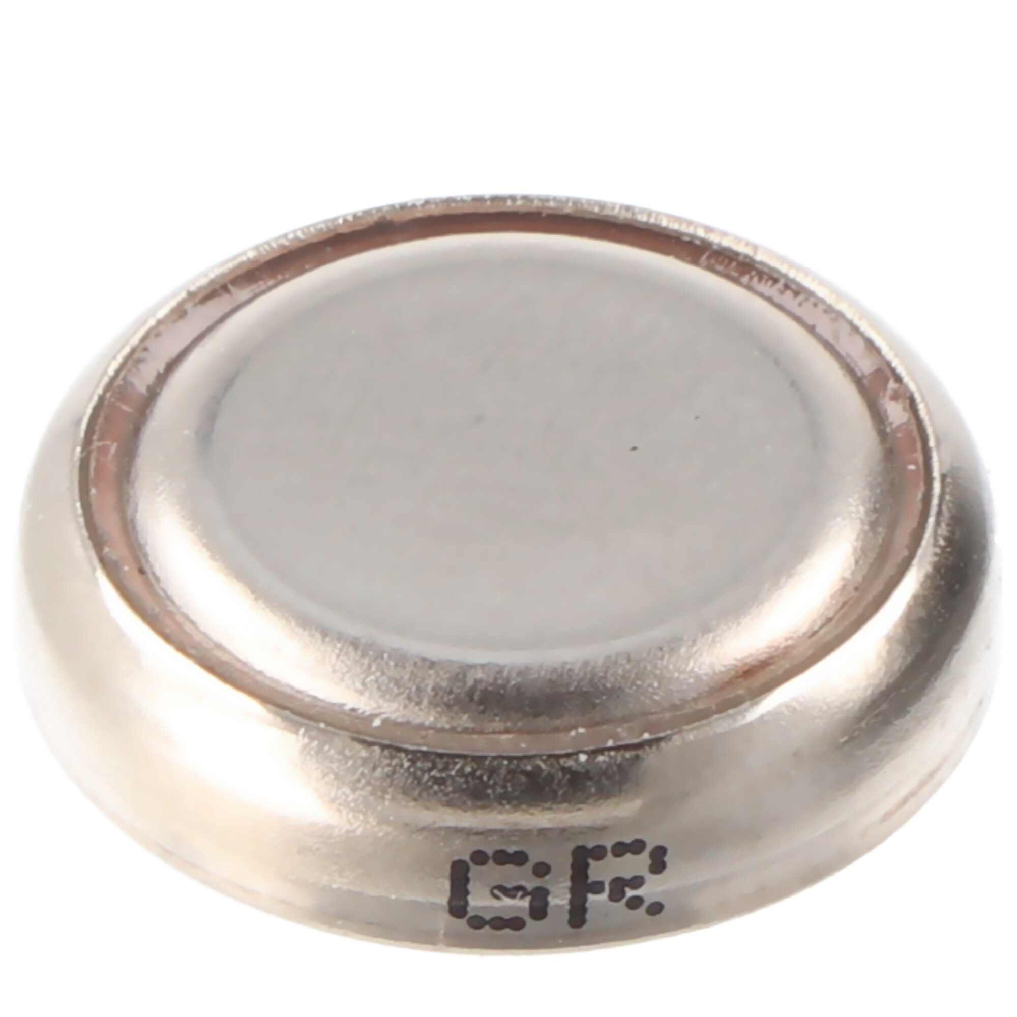 Małe, srebrne ogniwo baterii z nadrukowanymi literami 'GR'.