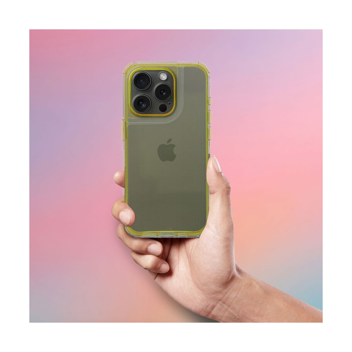 Eine Hand hält ein Telefon in einer gelben Hülle. Das Telefon hat einen klaren Bildschirm. Der Hintergrund ist rosa und lila.