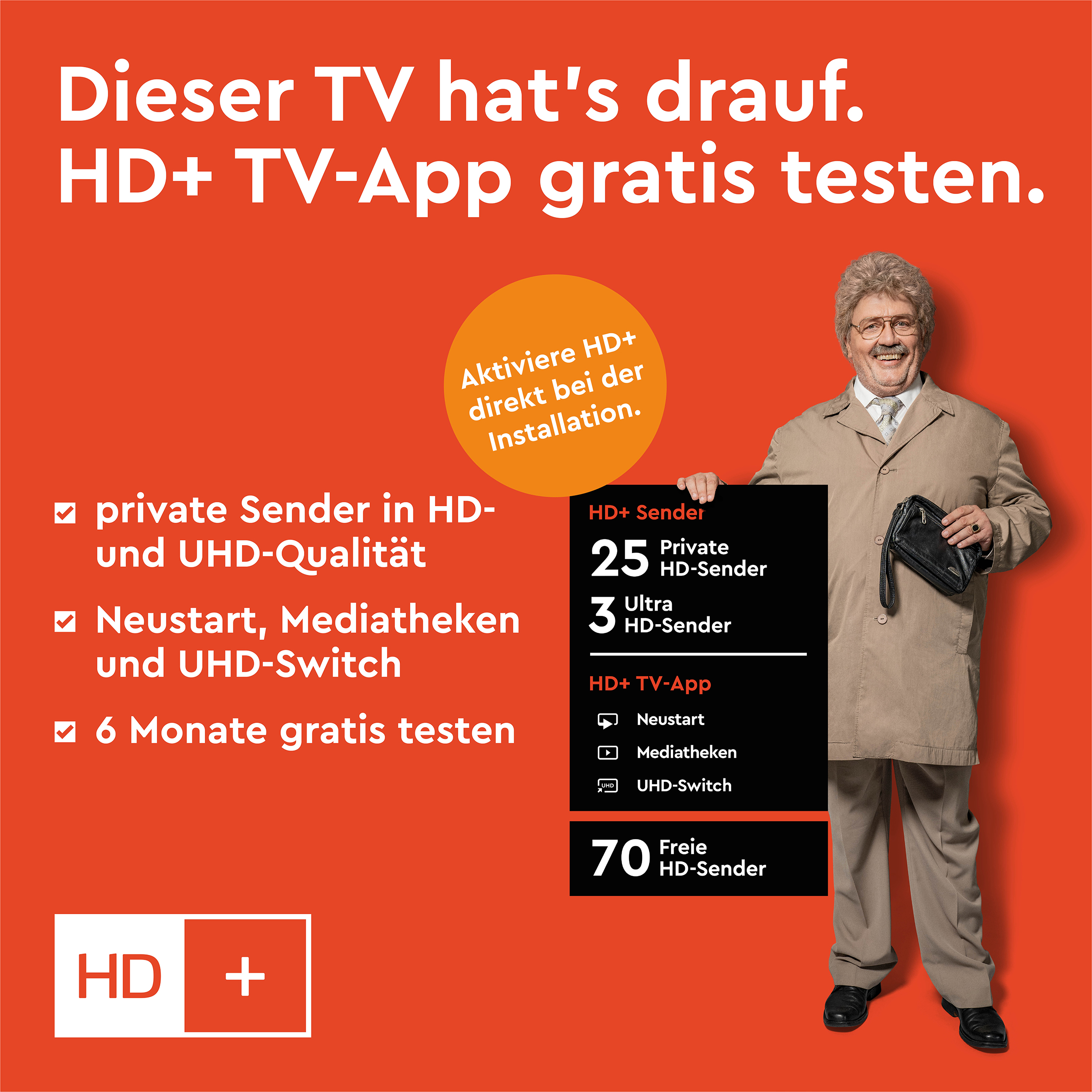 Ein Mann hält ein Schild mit HD+, mit orangefarbenem Hintergrund und Text.
