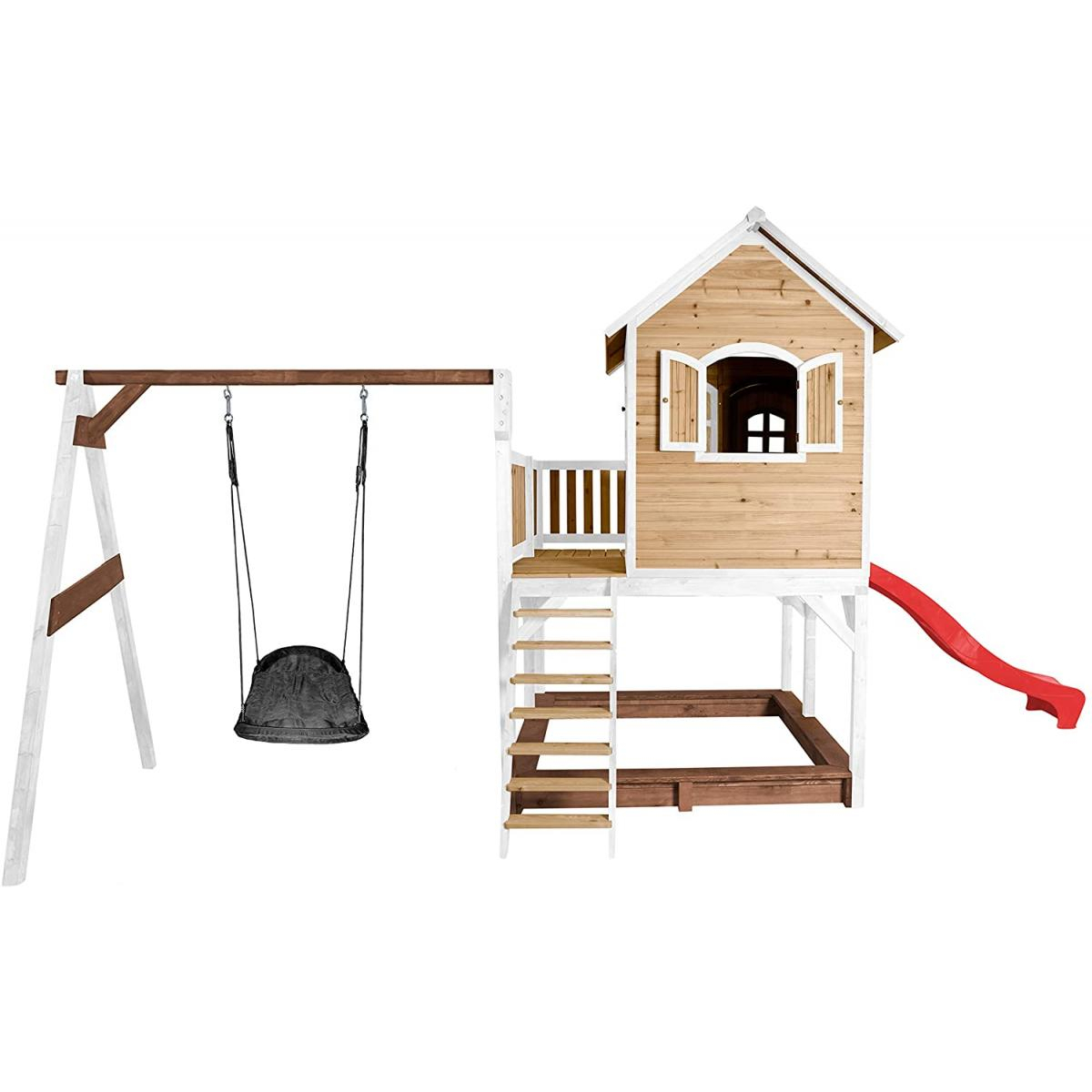 Ein Holzspielplatz mit Schaukel, Rutsche, Treppe und Spielhaus. Er hat ein weißes und braunes Farbschema.