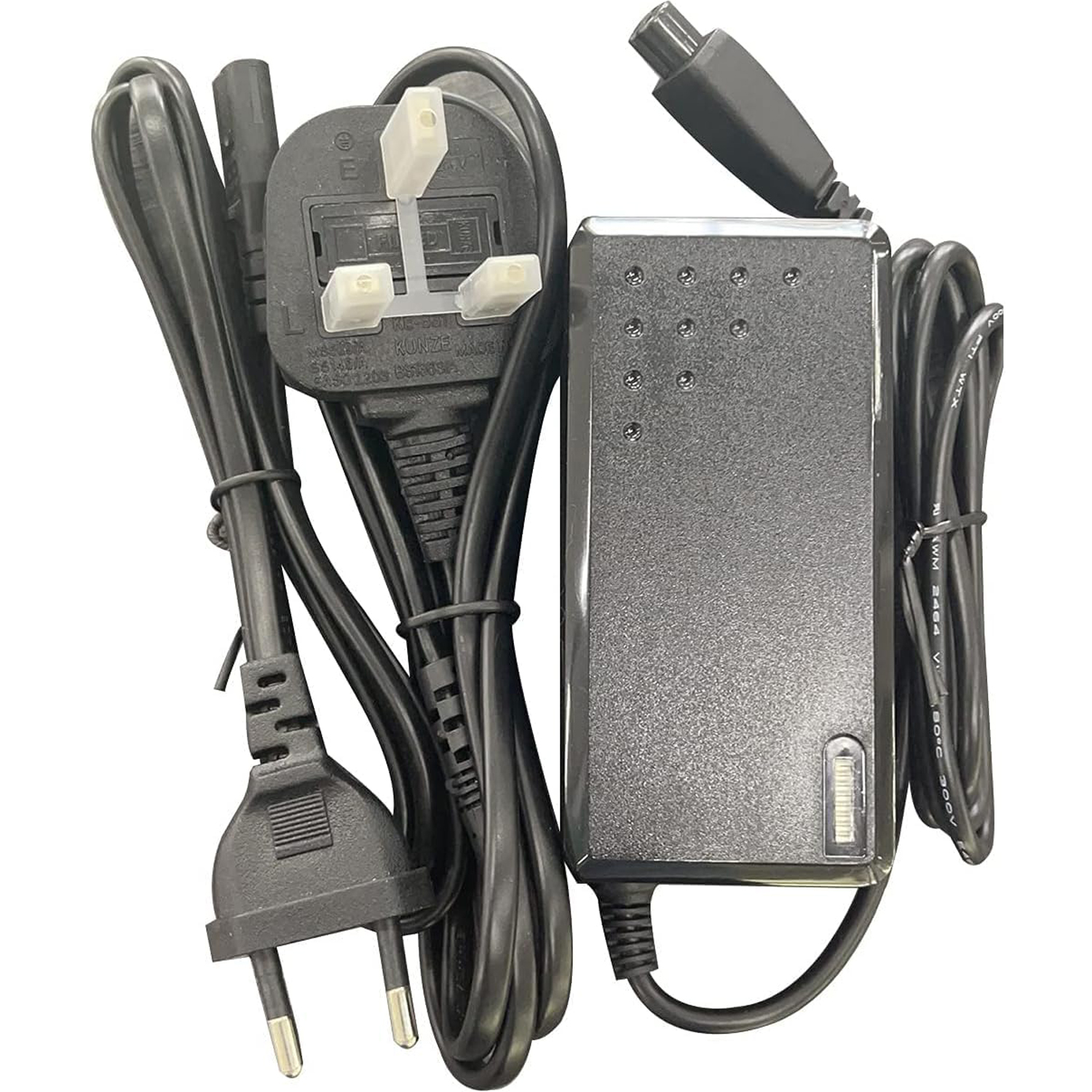 Schwarzer Netzadapter mit UK-Stecker und Kabel. Der Netzadapter ist schwarz. Der Hintergrund ist weiß.