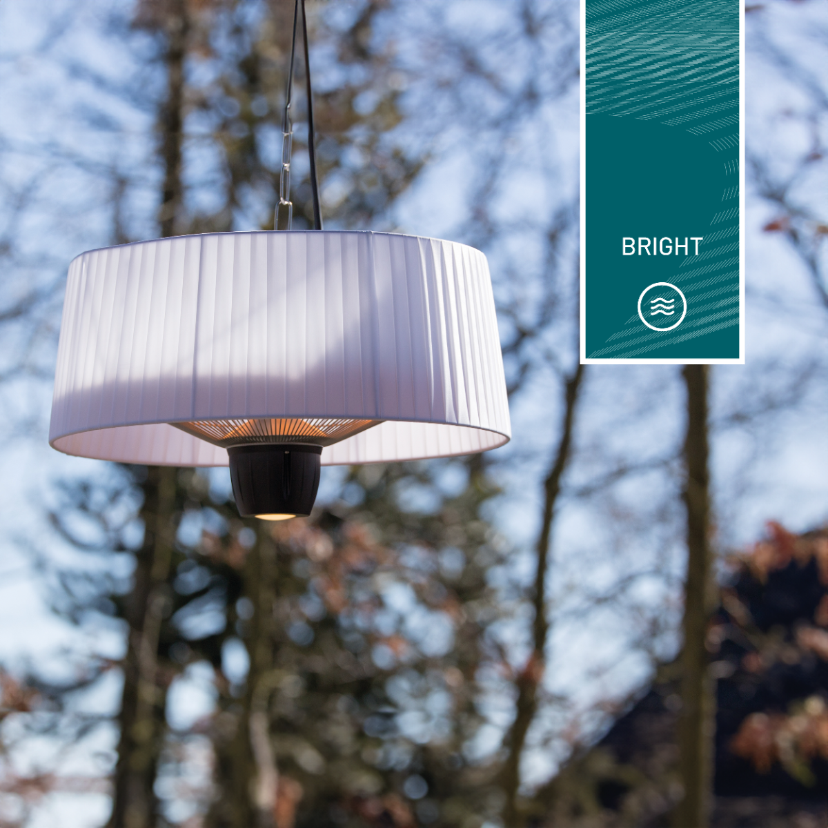 Witte buitenlamp, tekst 'BRIGHT', bomen op de achtergrond, zonnige dag.