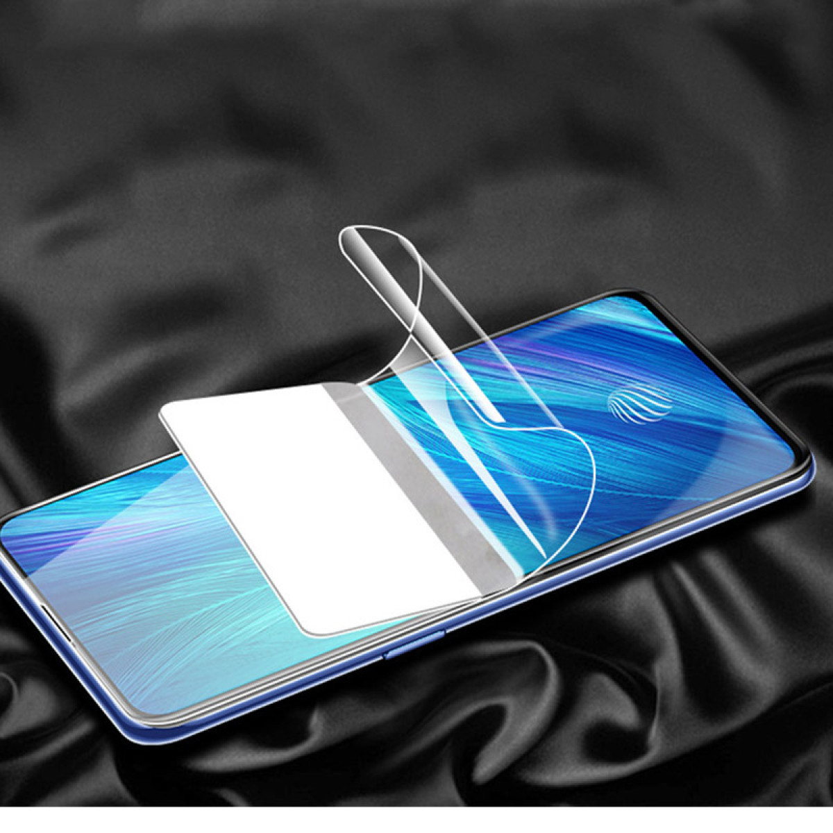 Schermo del telefono con pellicola protettiva in fase di rimozione. Sfondo nero, superficie lucida.