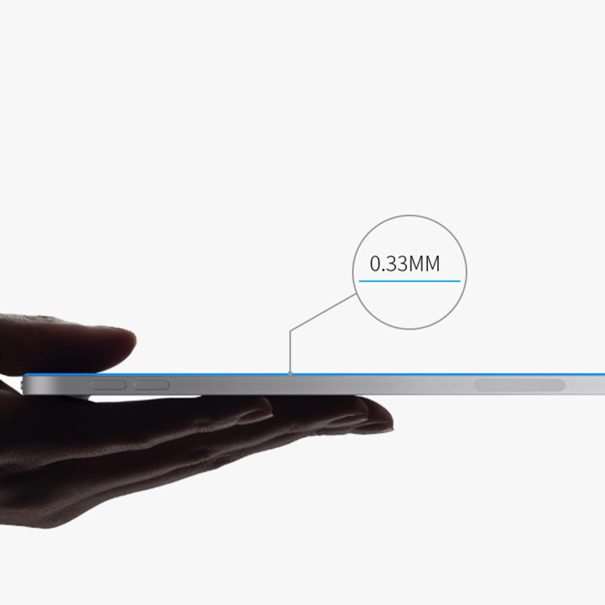 Een hand die een tablet vasthoudt, met een grafiek die een dikte van 0,33 mm toont.