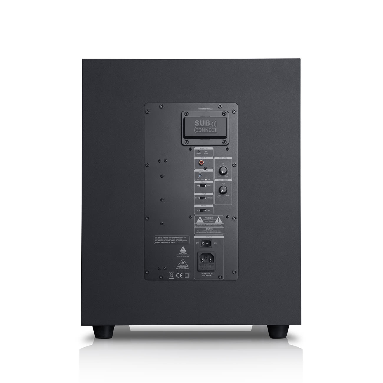 Ein schwarzer Subwoofer, Rückansicht, mit verschiedenen Anschlussmöglichkeiten und Bedienelementen.