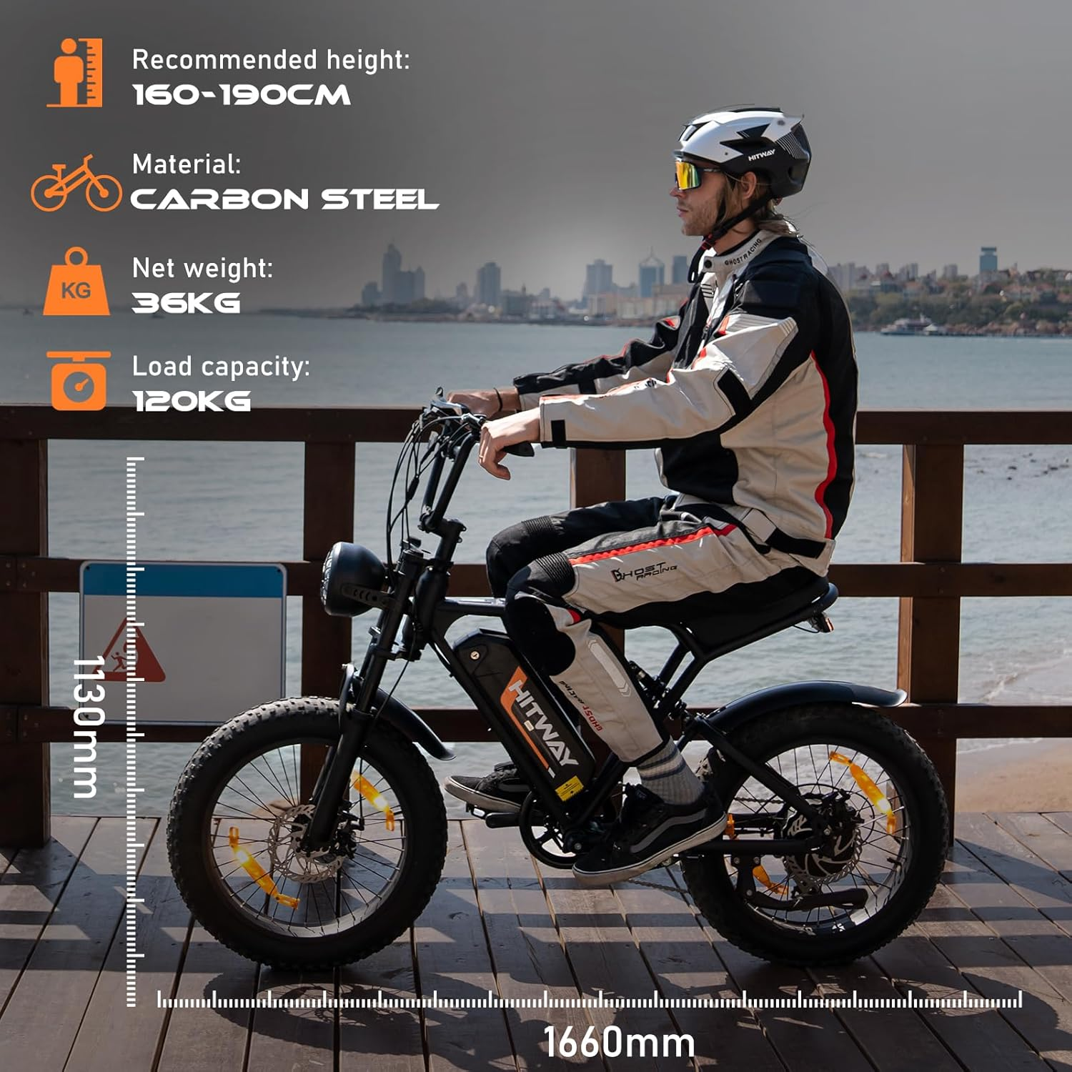 Mann fährt auf einem schwarzen E-Bike auf einem Holzdeck, Stadt im Hintergrund.