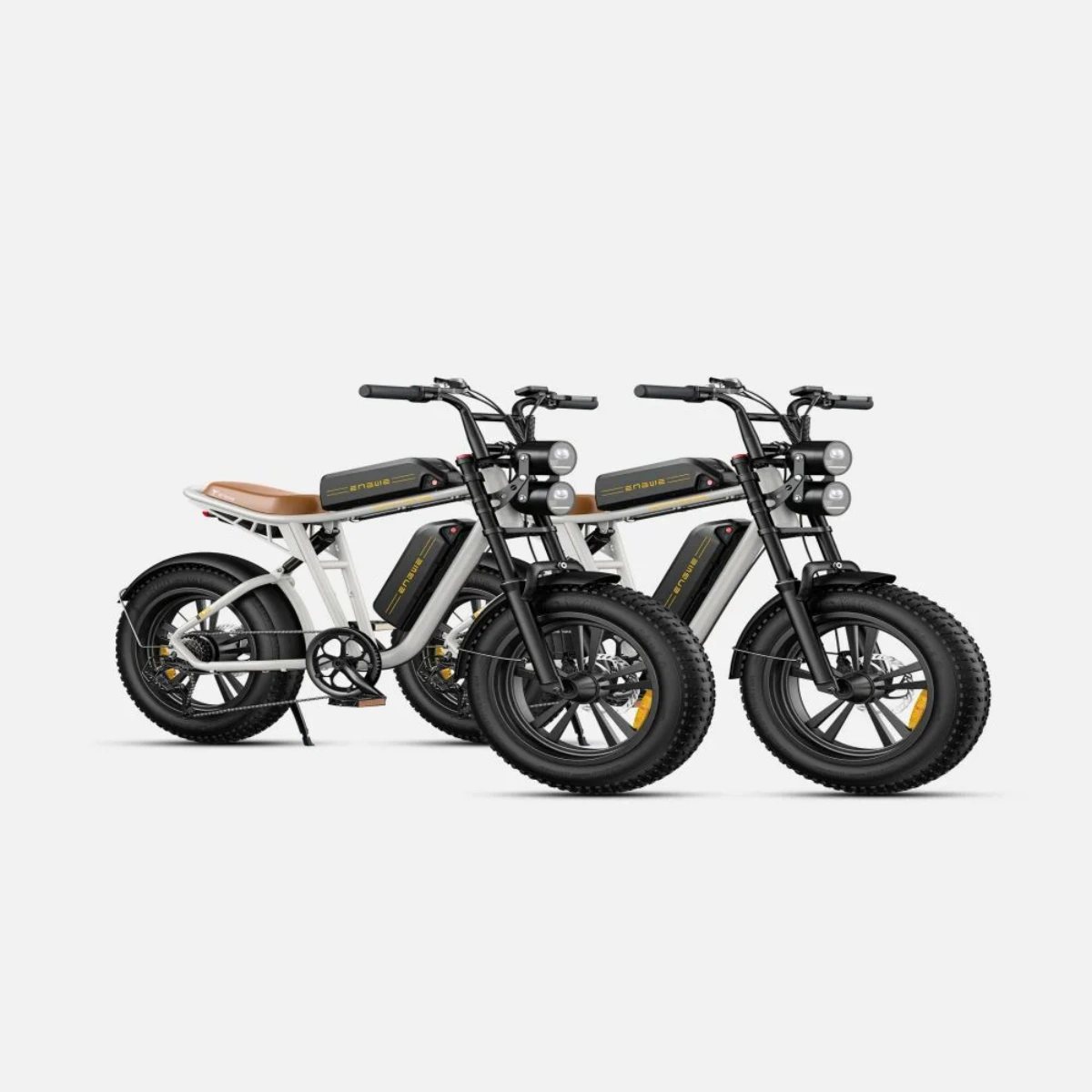 Dos bicicletas eléctricas con marcos negros, asientos marrones y neumáticos grandes, fondo blanco.