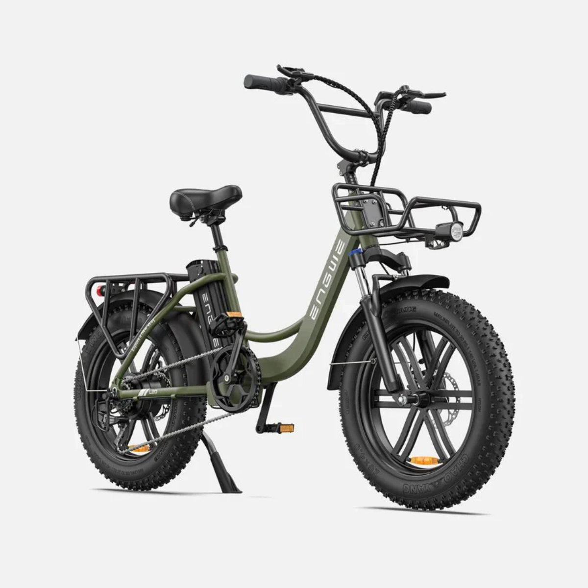 Bicicletta elettrica verde con pneumatici neri, cestino e portapacchi. Sfondo bianco.