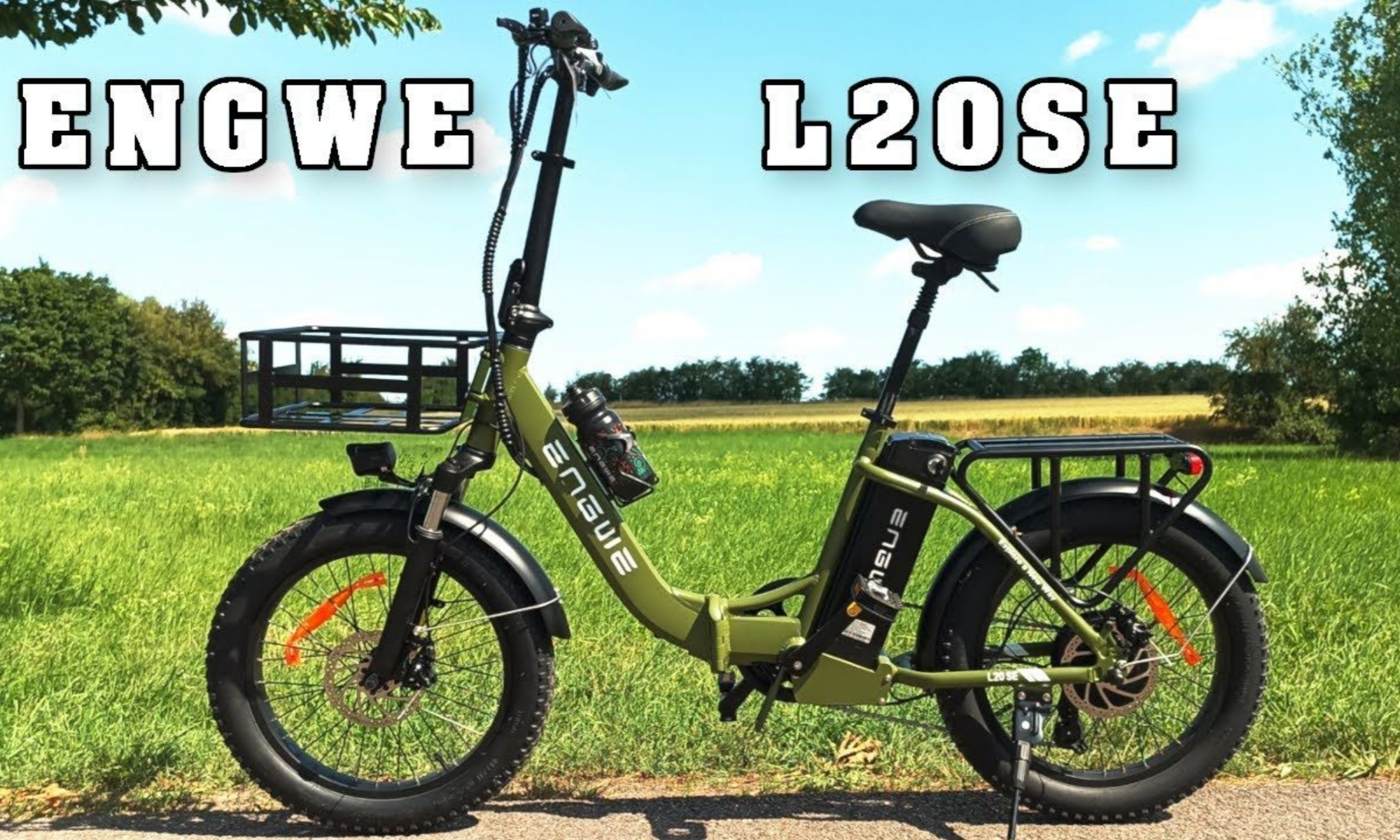 Bicicletta elettrica Engwe L20SE su un campo erboso. Testo ENGWE L20SE sulla bici.