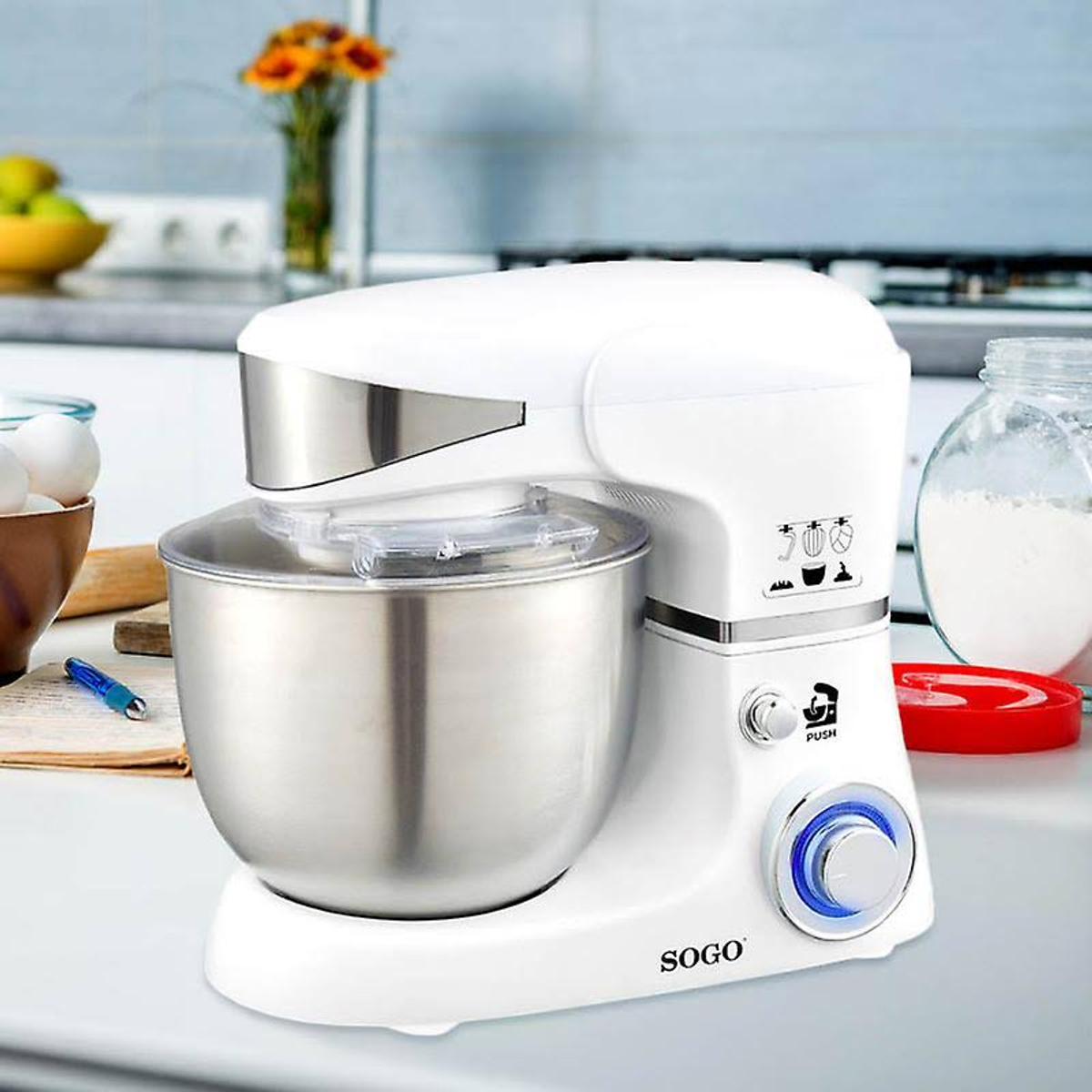 Impastatrice SOGO bianca con ciotola, su un piano di lavoro bianco, con ingredienti vicini.
