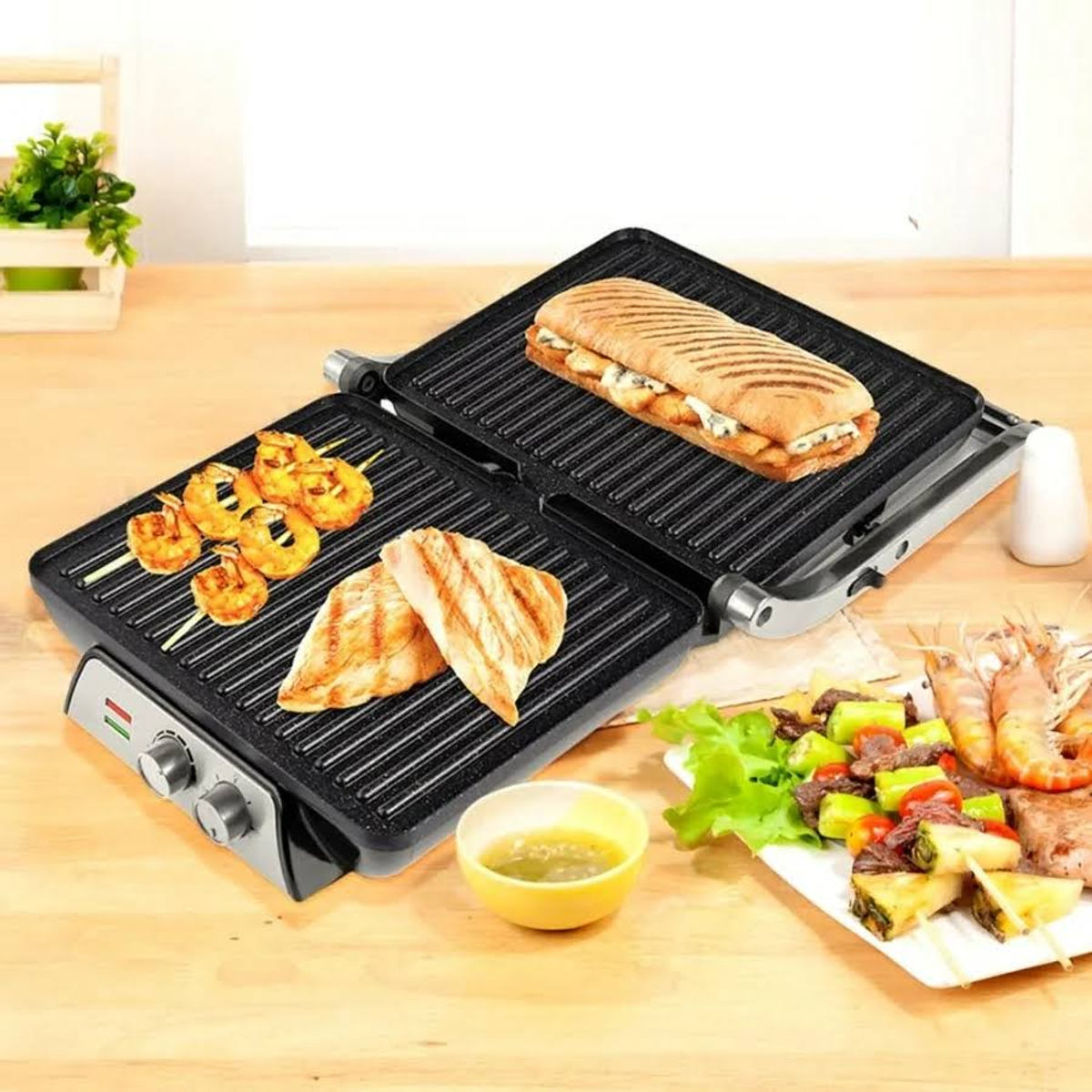 Grill z ugotowanym jedzeniem: krewetkami, kurczakiem, kanapką i sosem.