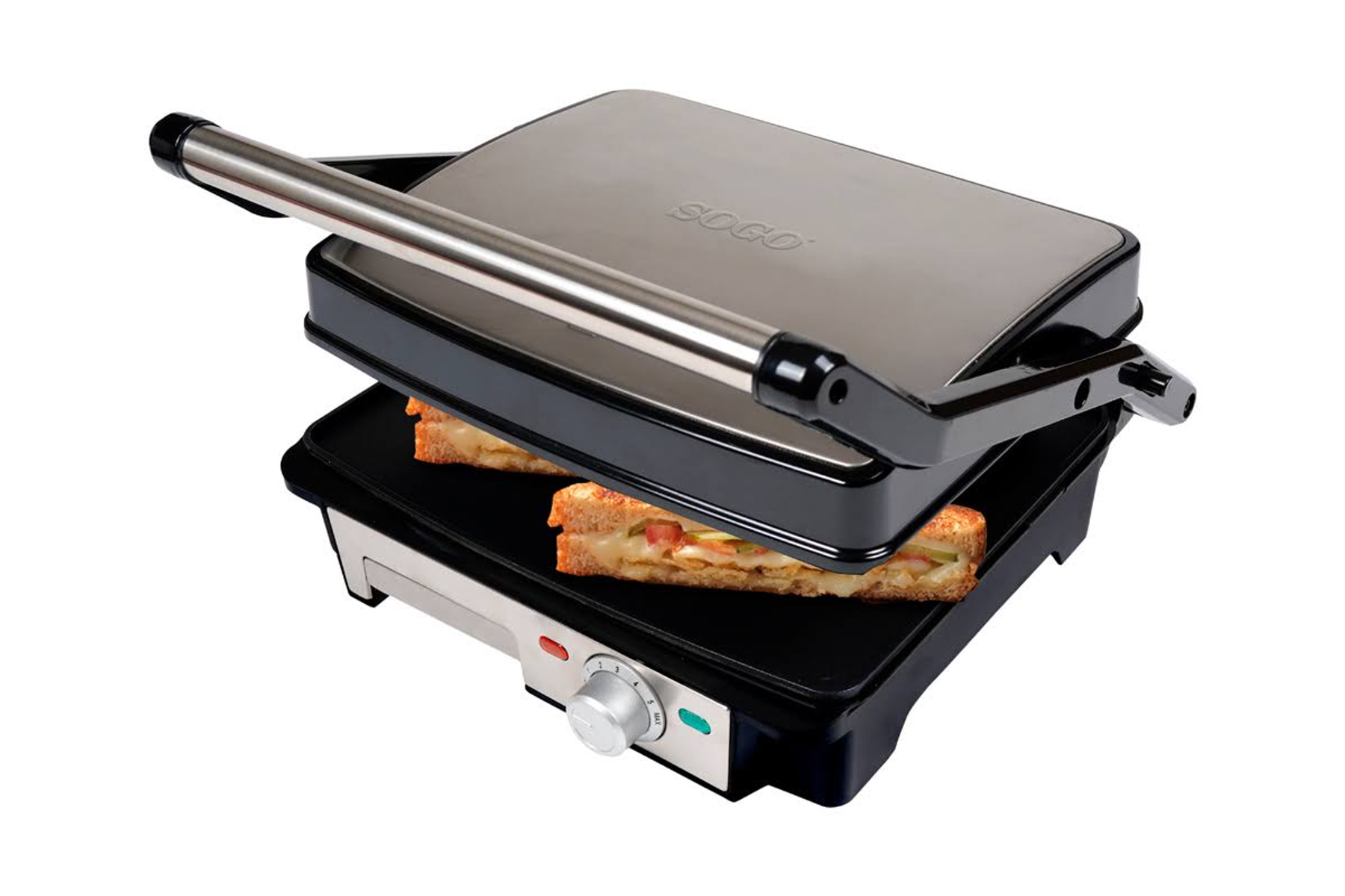 Praska do kanapek z dwoma kanapkami. Otwarta, srebrna góra. Czarna powierzchnia do gotowania. Białe tło.