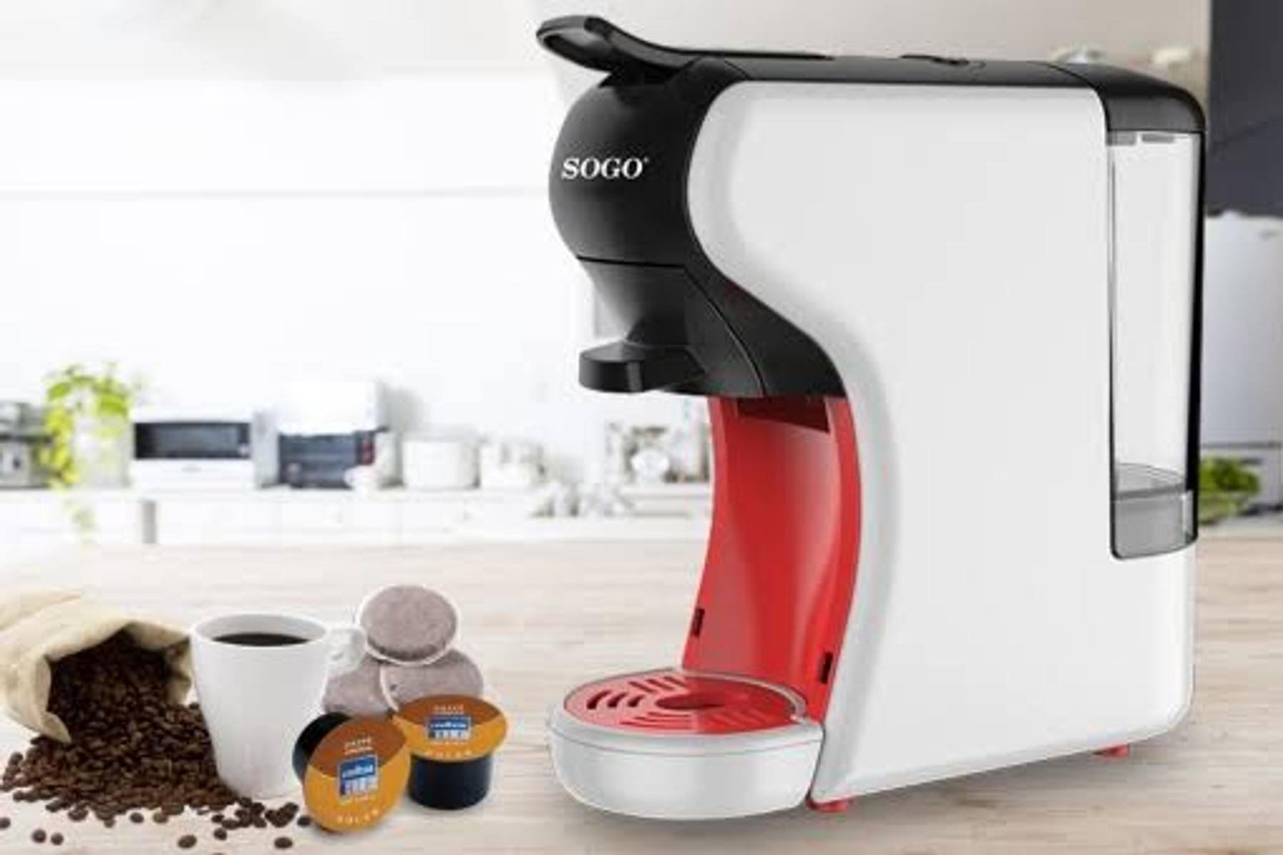 Biało-czerwony ekspres do kawy Sogo z kapsułkami i filiżanką kawy na stole.