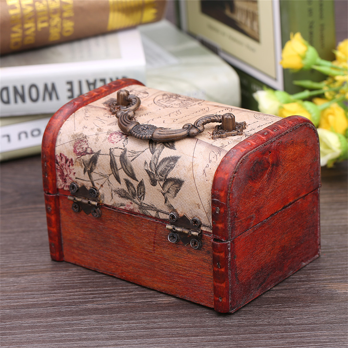 Holzkiste mit Blumendruck und Bronze-Hardware. Rotbrauner Holzrahmen.