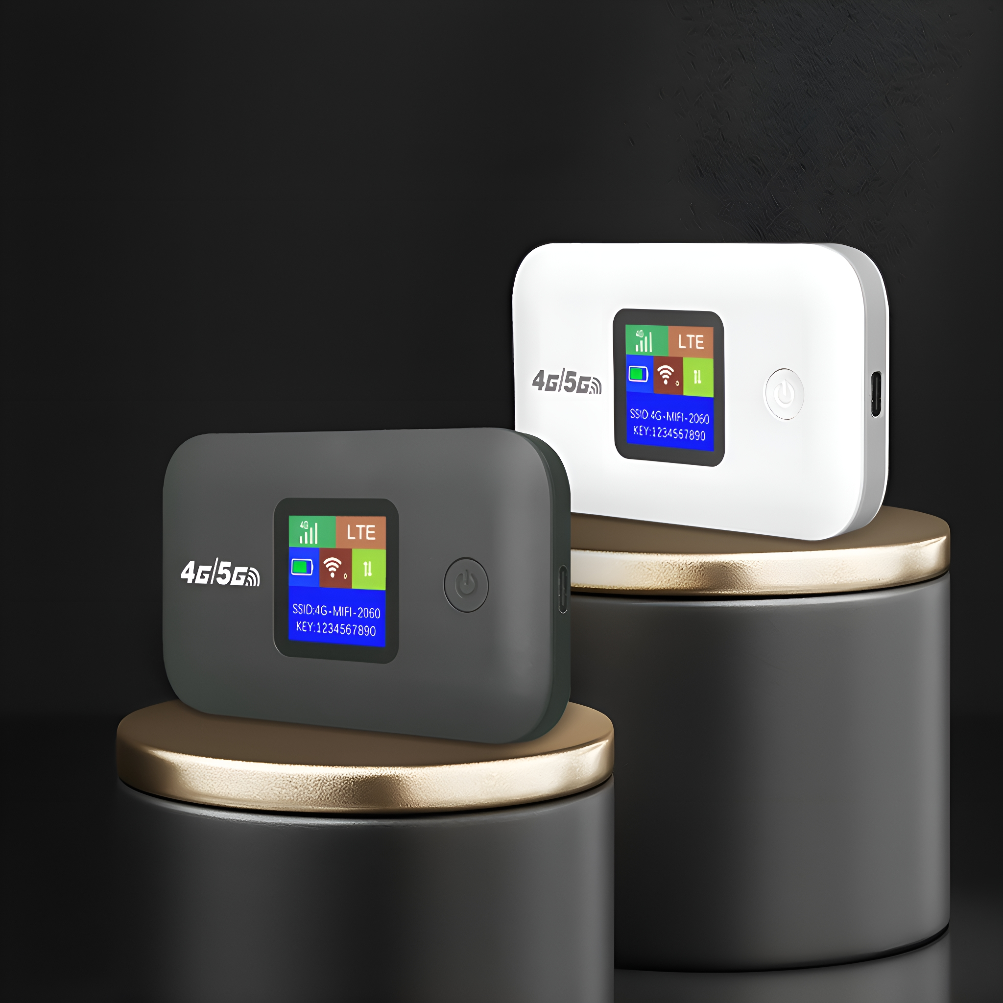 Zwei kleine weiße und schwarze 4G/5G-Modems auf einem Ständer, die ihre Bildschirme zeigen.