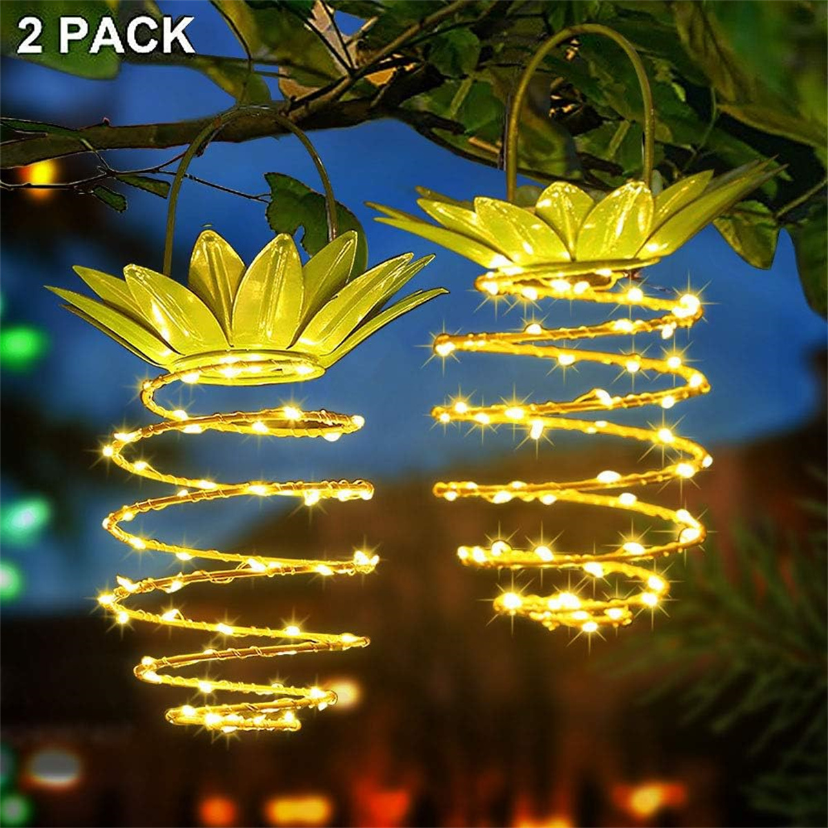 Zwei solarbetriebene, blumenförmige Lichter hängen an Ästen. Gelbe Lichter leuchten.